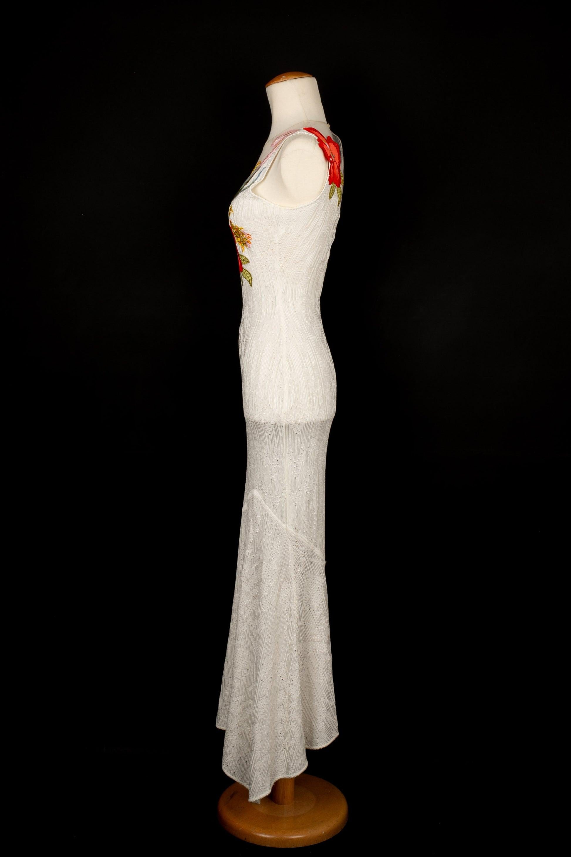 Dior - (Made in Italy) White mesh dress decorated with silk flowers and multicolored embroidery. Size 38FR indicated. 2000 circa Collection, under the direction of John Galliano.

Additional information:
Condition: Very good condition
Dimensions: