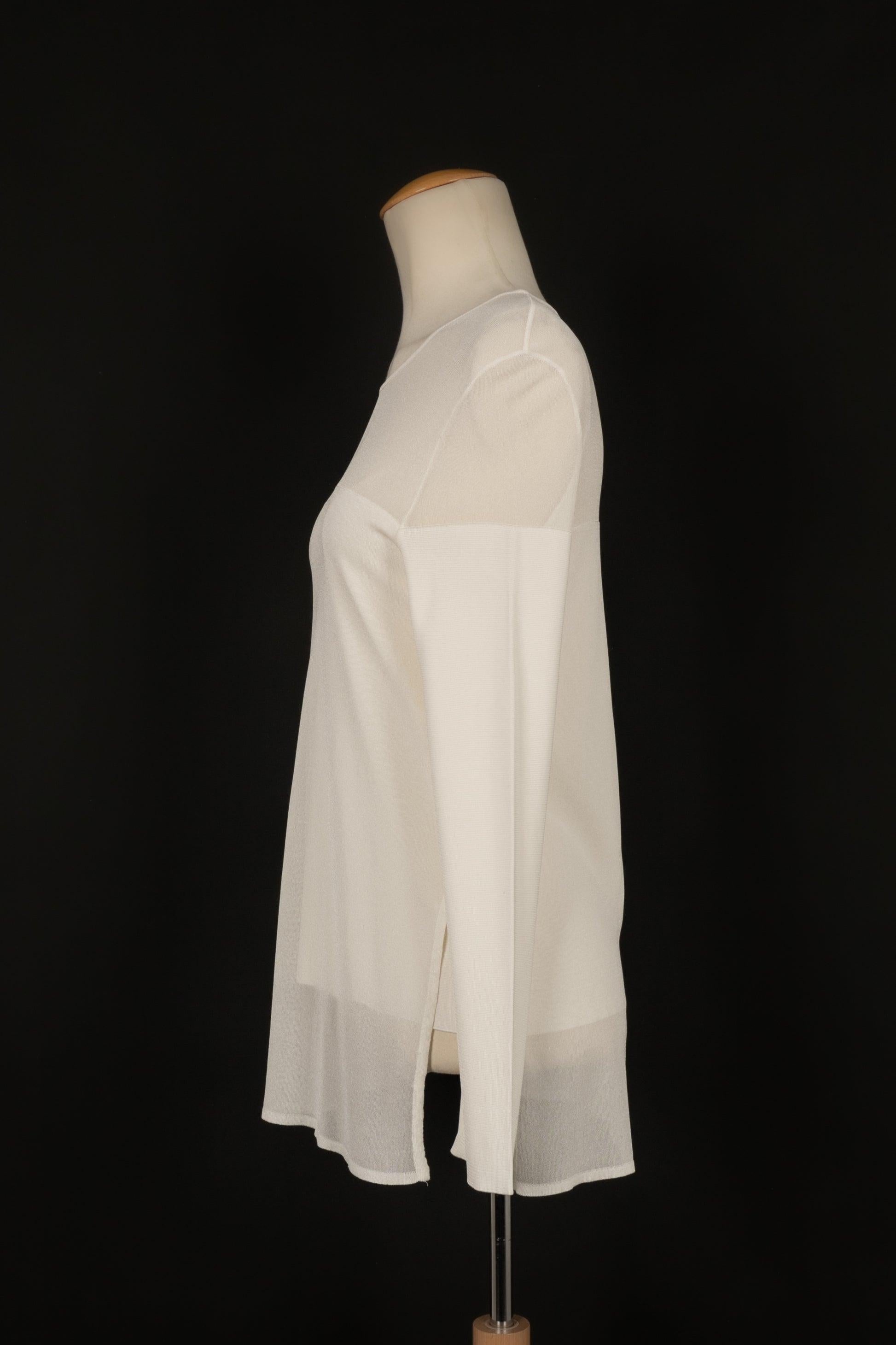 Dior - (Made in Italy) White mesh longsleeved top. No size indicated, it fits a 38FR.

Additional information:
Condition: Very good condition
Dimensions: Shoulder width: 42 cm
Chest: 40 cm
Sleeve length: 61 cm
Length: 72 cm

Seller reference: FH151