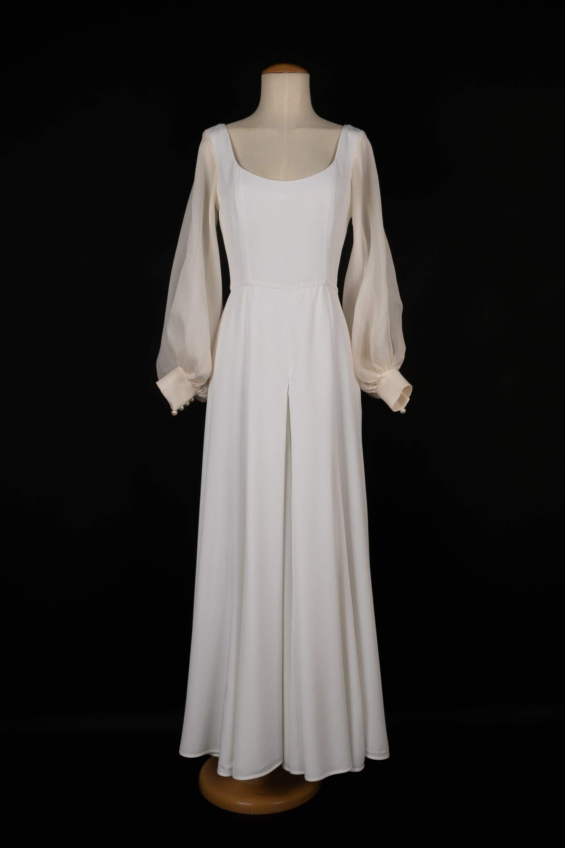 Dior - (Made in France) Weißer Hosenoverall mit Puffärmeln und goldenen Metall- und Perlenkostümknöpfen. Jumpsuit mit einem Gürtel, der komplett mit Kostümperlen, Strasssteinen und Posamenten bestickt ist. Angegebene Größe 38FR, es kann auch 36FR