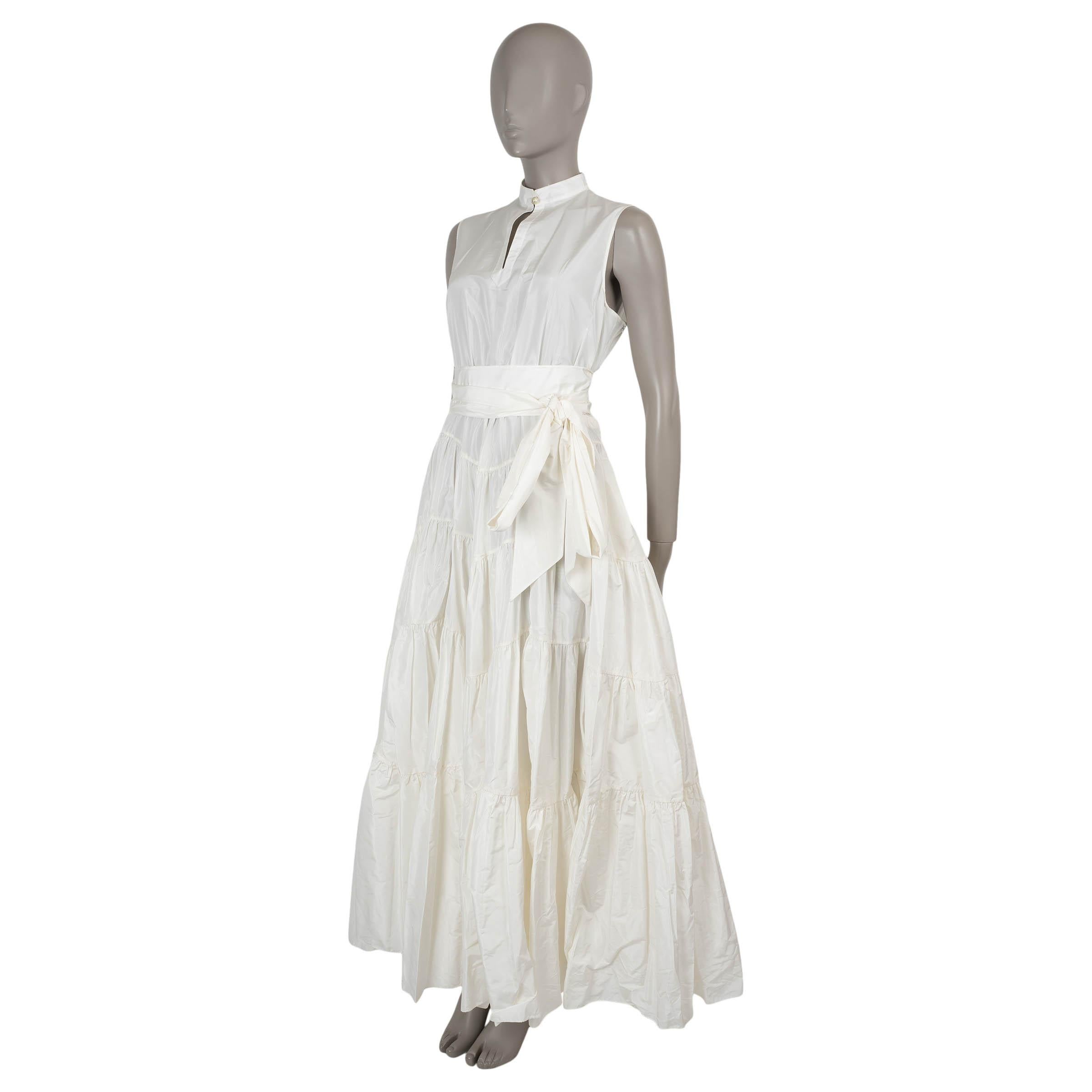 Cette robe Christian Dior 100 % authentique en taffetas crème semi-transparent de polyester (69 %) et de soie (31 %) est un mélange captivant d'élégance et de style sans effort. Doté d'une silhouette décontractée et d'une longueur maxi flatteuse, il