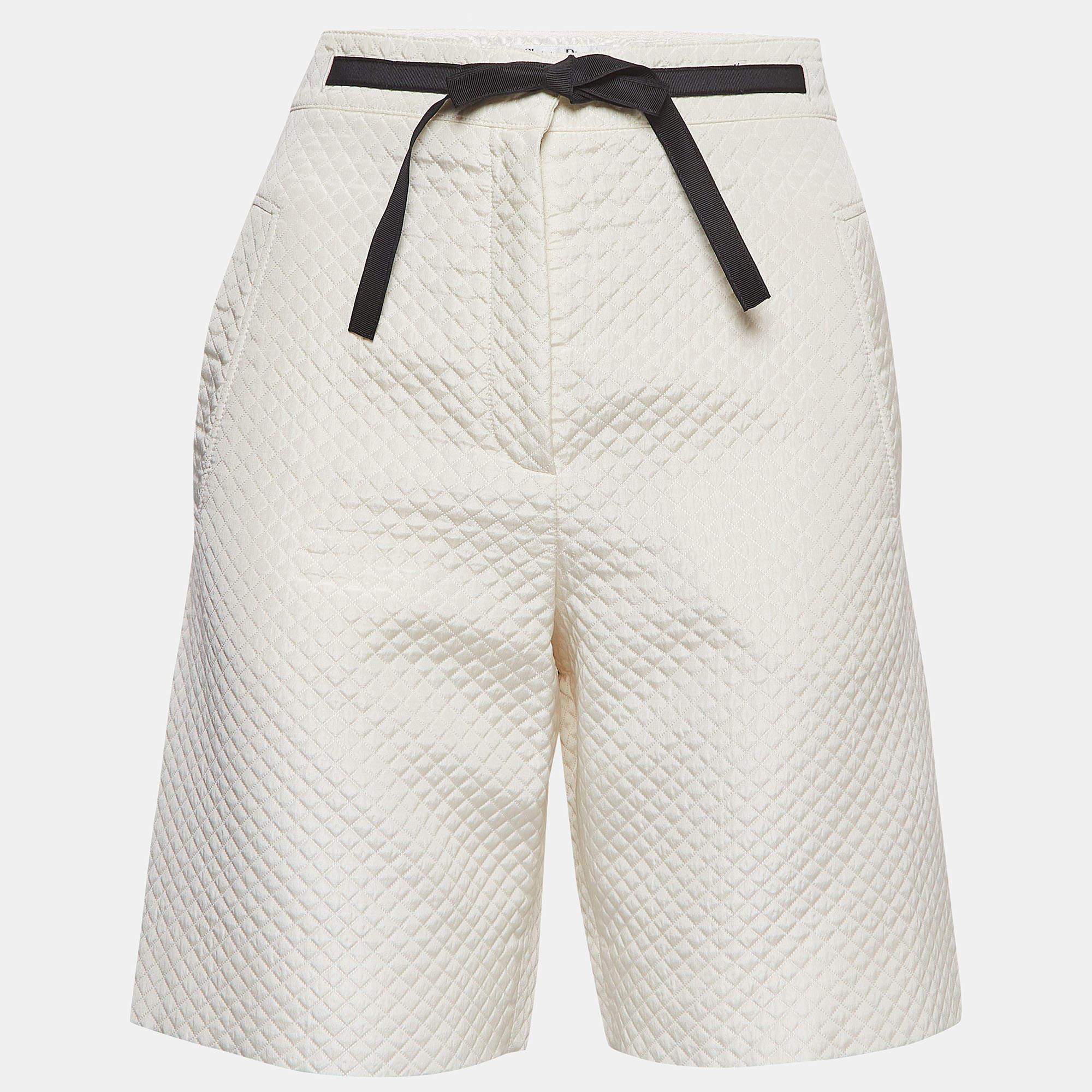 Relaxed days call for a pair of shorts like this. Stitched using high-quality fabric, these designer shorts are styled with classic details and have a superb length. Wear them with T-shirts.

