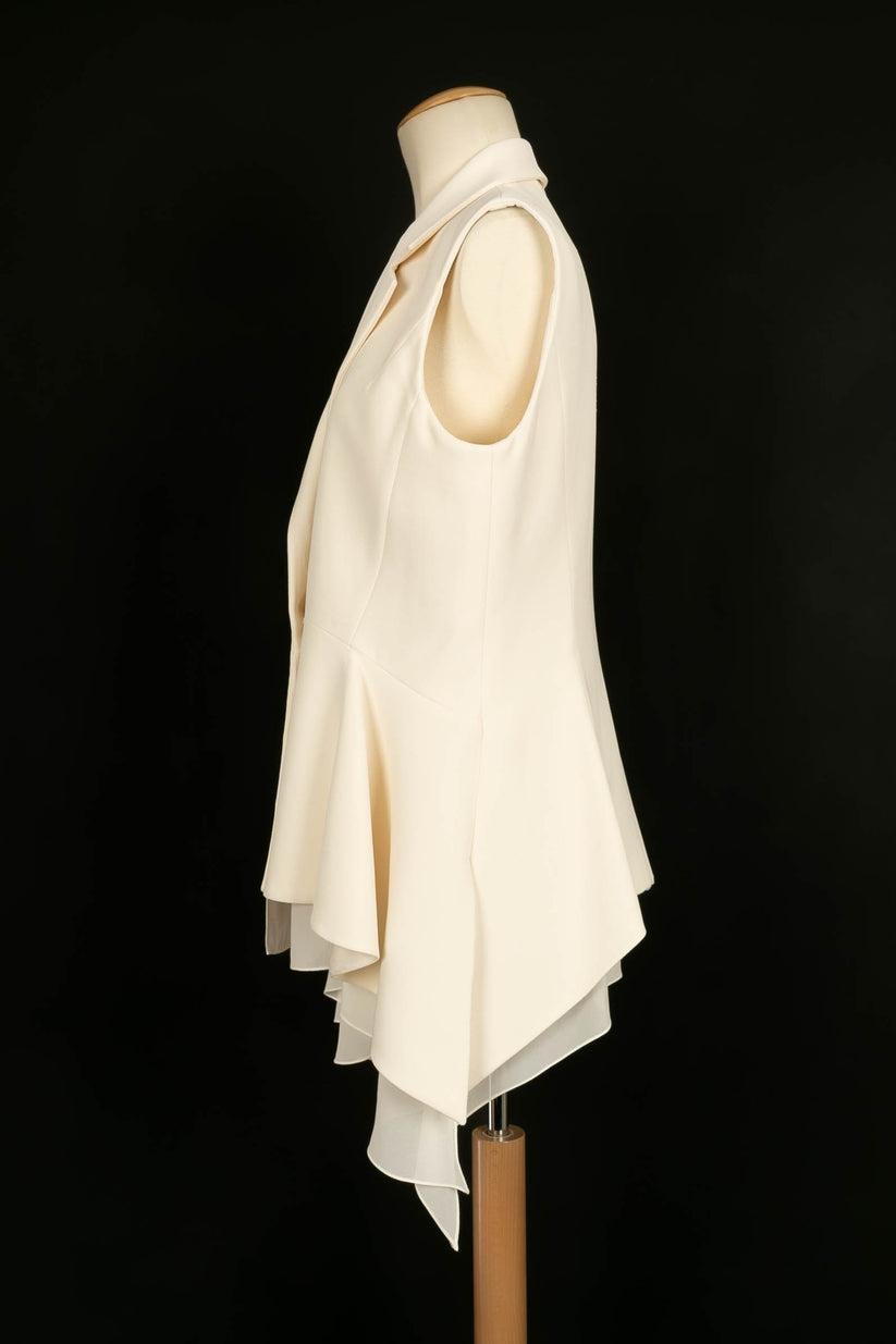 Dior -(Made in France) White silk crepe vest. Size 42 FR. To note, damaged fabric and pulled thread.

Additional information:

Dimensions: 
Chest: 52 cm 
Waist: 44 cm 
Length: 84 cm

Condition: 
Good condition

Seller Ref number: FV88