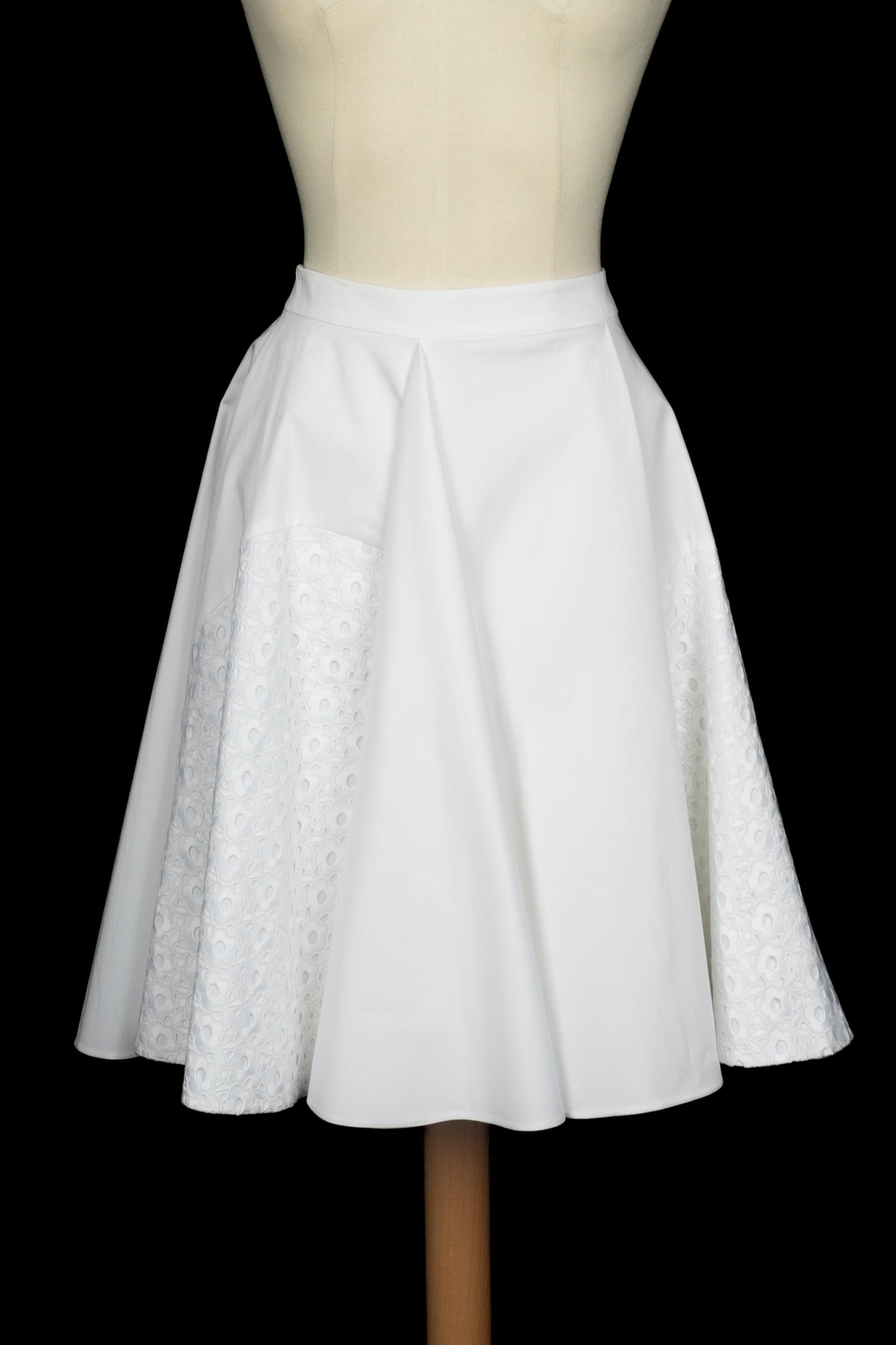 DIOR - (Made in Italy) Gonna di media lunghezza in cotone bianco con ricami floreali. Non è indicata la taglia, ma si adatta a una 36FR/38FR.

Condizioni:
Ottime condizioni

Dimensioni:
Vita: 33 cm - Lunghezza: 53 cm

SKU:FJ94