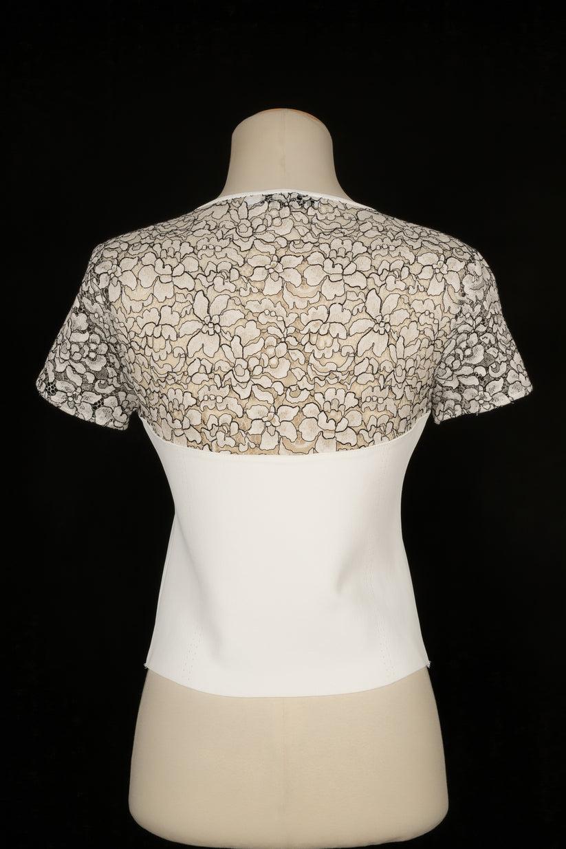 Dior - (Made in Italy) White top ornamented with lace. No size label, it fits a 38FR/40FR.

Additional information:
Condition: Very good condition
Dimensions: Shoulder width: 37 cm - Chest: 42 cm - Sleeve length: 16 cm - Length: 49 cm

Seller