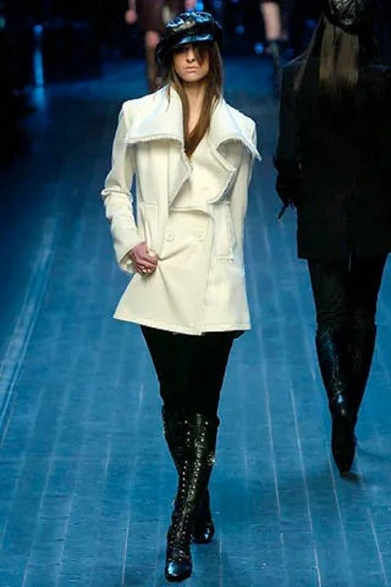 Dior - (Made in France) Coat in white wool, decorated with silk and tulle. Silk lining. Size 40FR. Fall/Winter 2005 collection.

Additional information: 
Dimensions: Shoulder width: 39 cm, Chest: 50 cm, Sleeve length: 65 cm, Length: 77 cm
Condition: