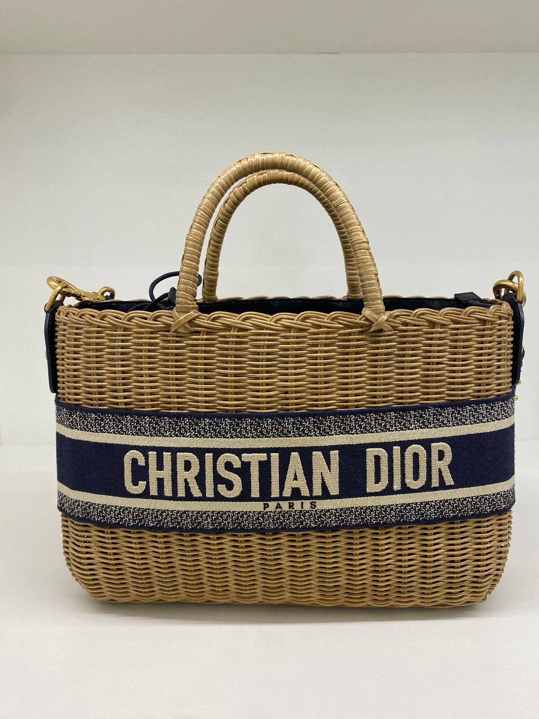 Marc Bohan’s iconic Oblique pattern debuted in 1967. Reintroduced in almost every collection, Christian Dior’s signature motif is presented in the interior pouch of this basket bag. It's finished with a jacquard logo motif for an instantly