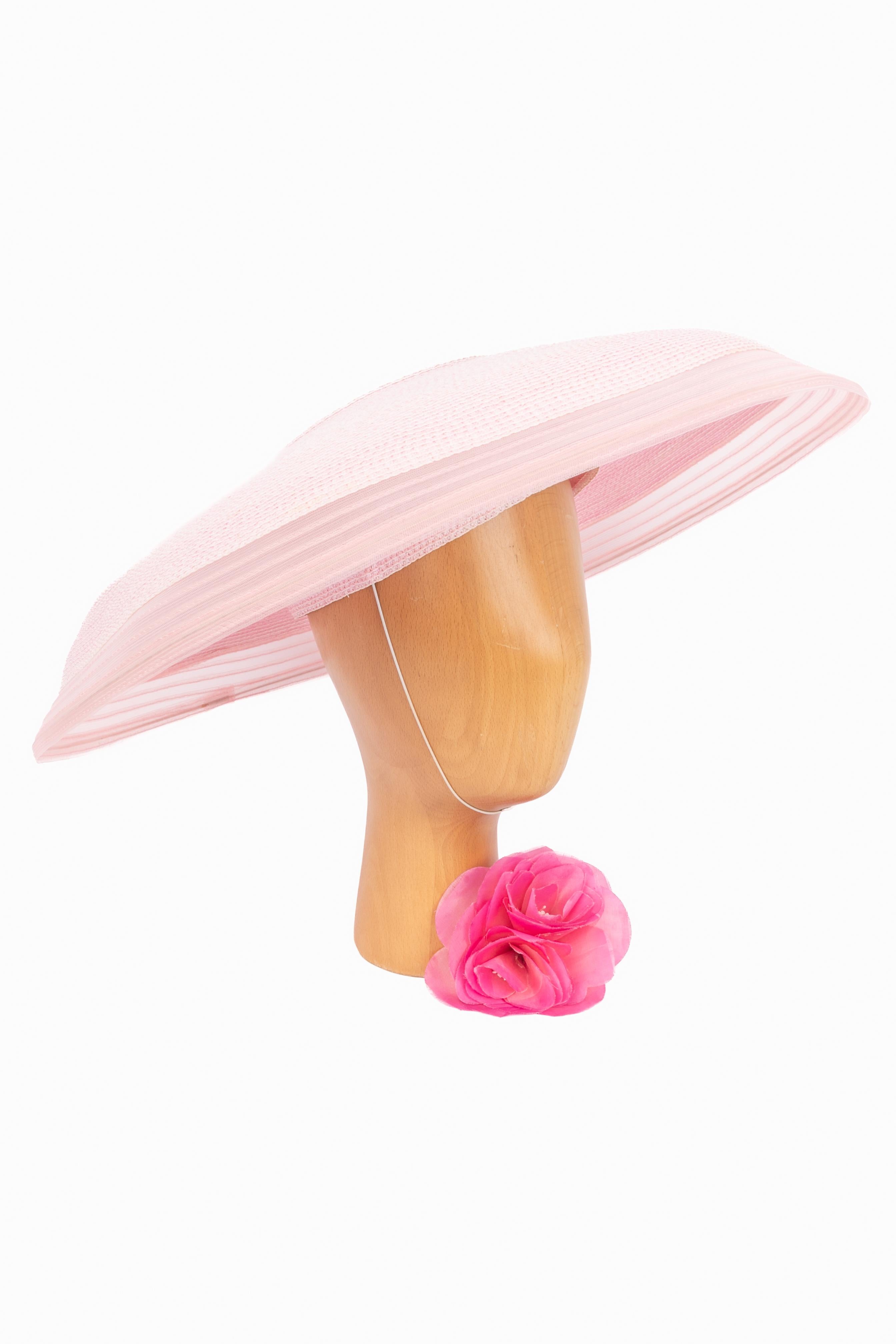 DIOR - (Made in France) Cappello in Fabrice con paglia rosa cipria. Nuova produzione dei modelli New Look di Dior. Collezione Haute Couture Autunno-Inverno 2007 sotto la direzione artistica di John Galliano.

Condizioni:
Ottime