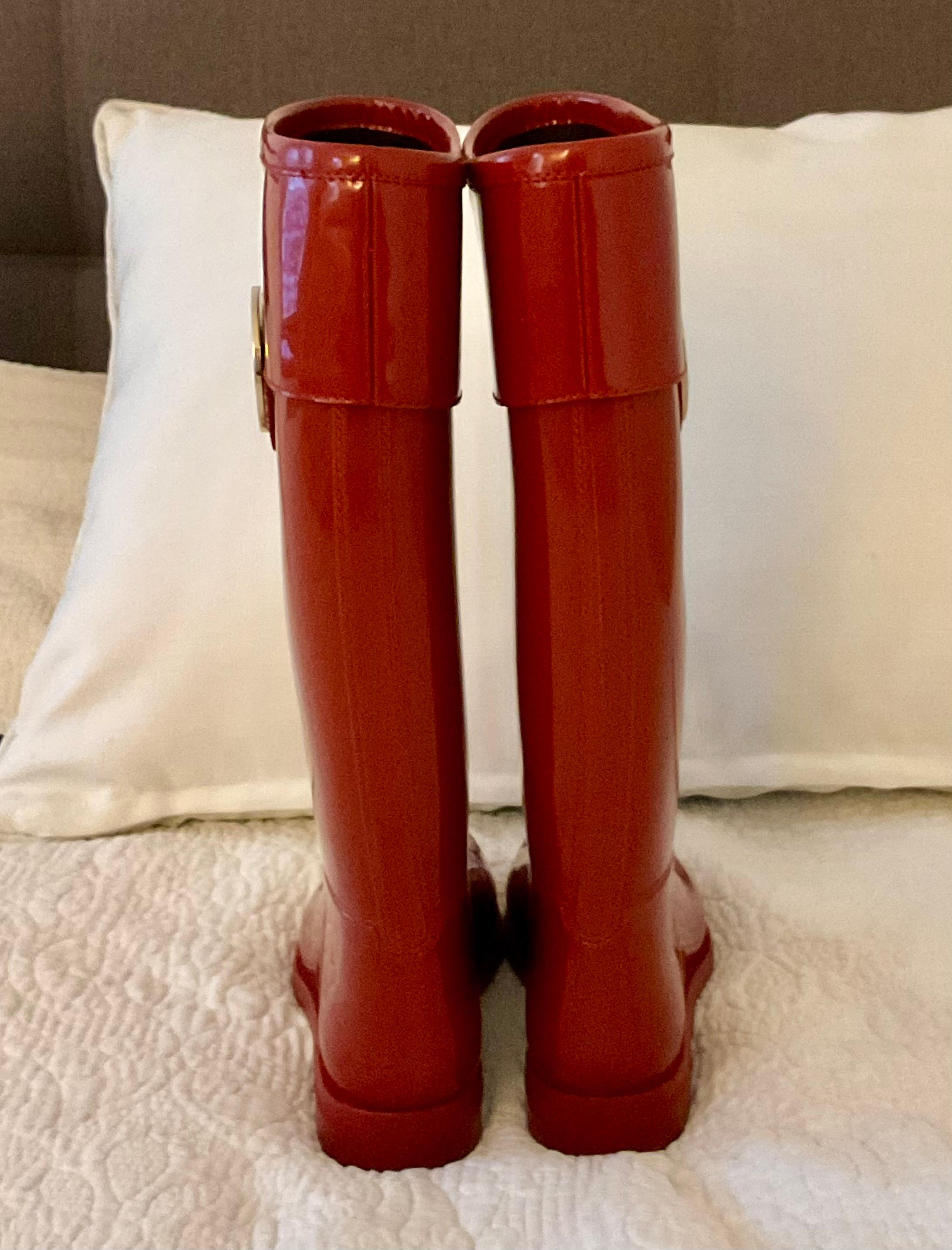 Christian Dior Donna Stivale da pioggia in gomma rossa con logo in oro in vendita 6