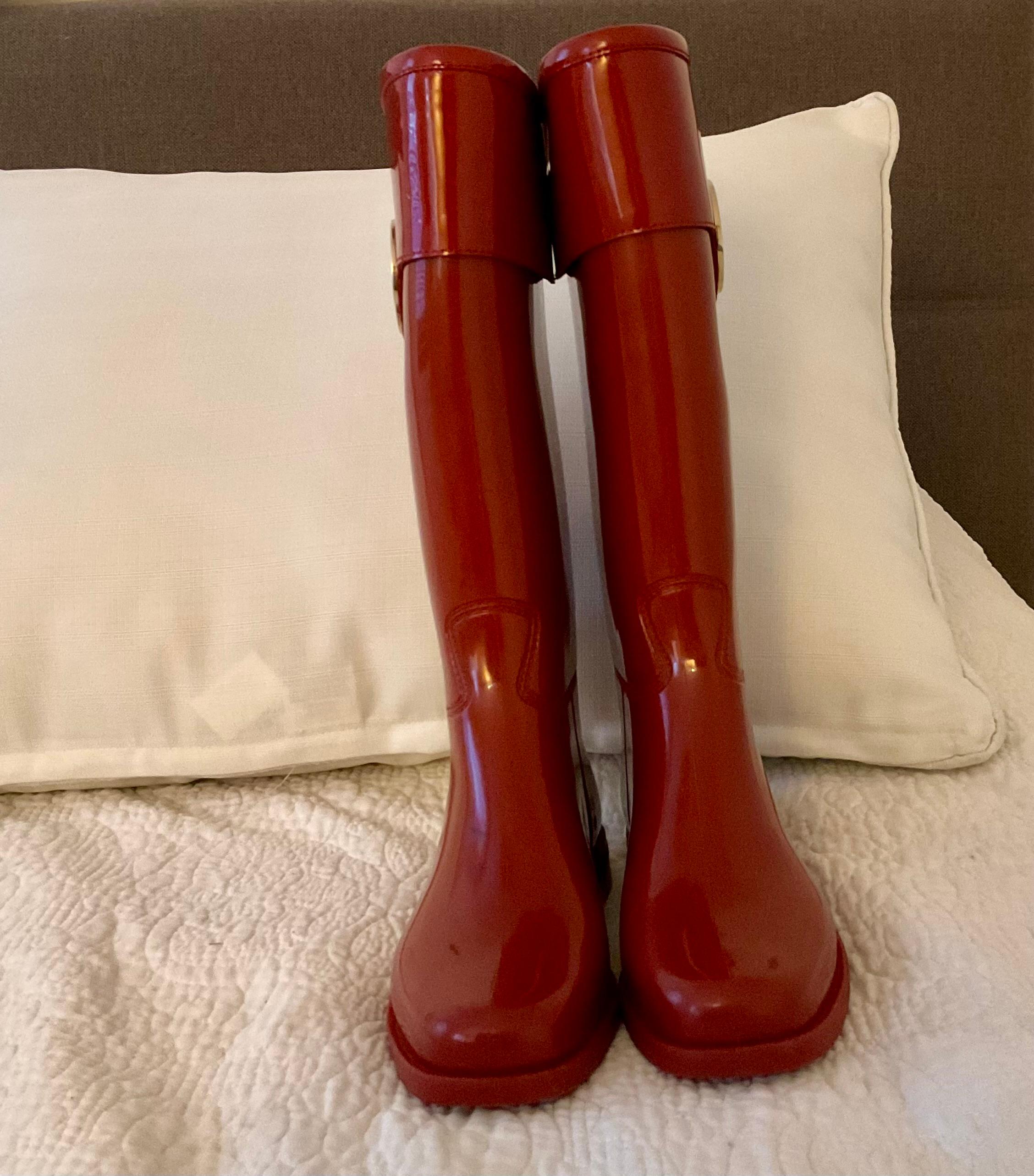 Christian Dior Donna Stivale da pioggia in gomma rossa con logo in oro in vendita 7