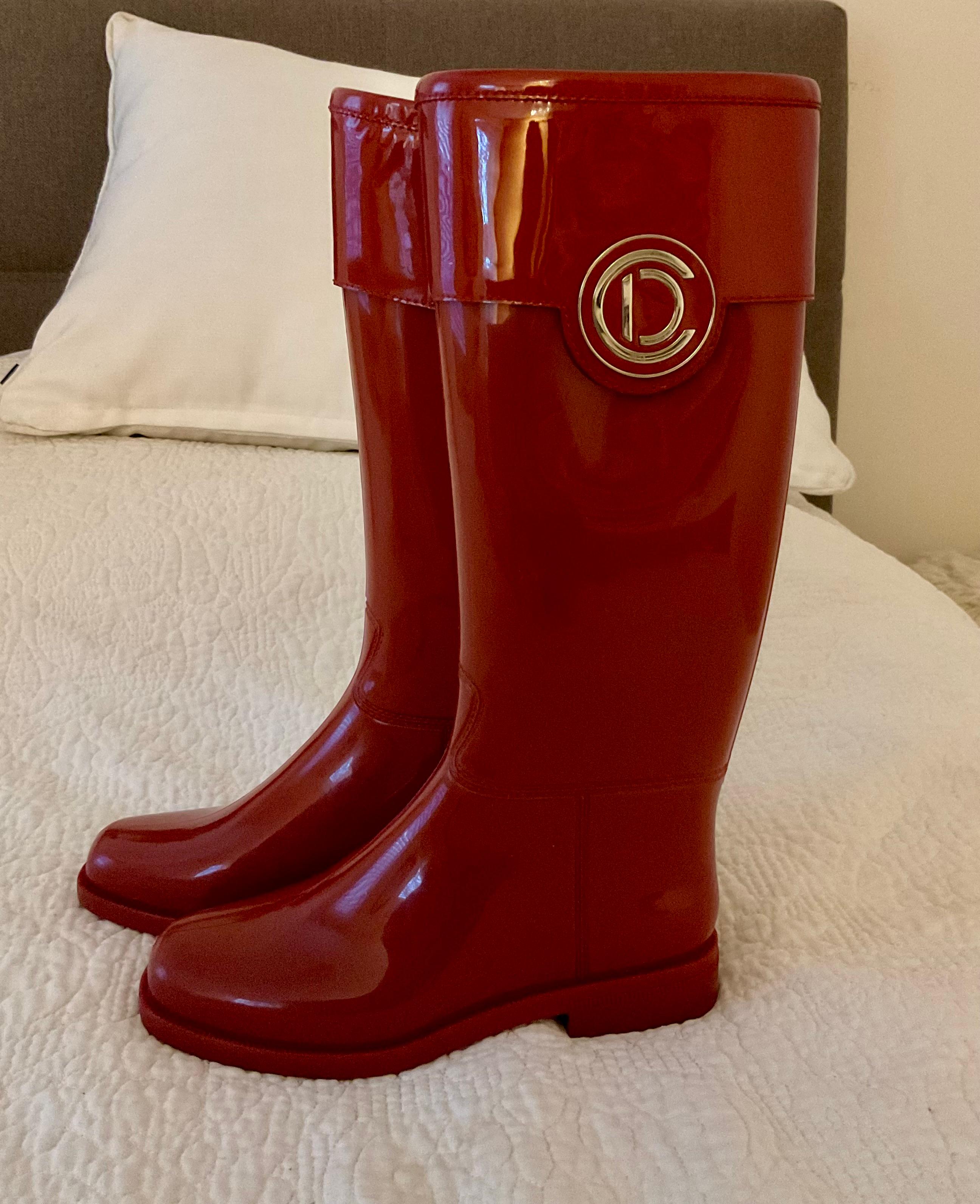 Christian Dior Donna Stivale da pioggia in gomma rossa con logo in oro in vendita 8