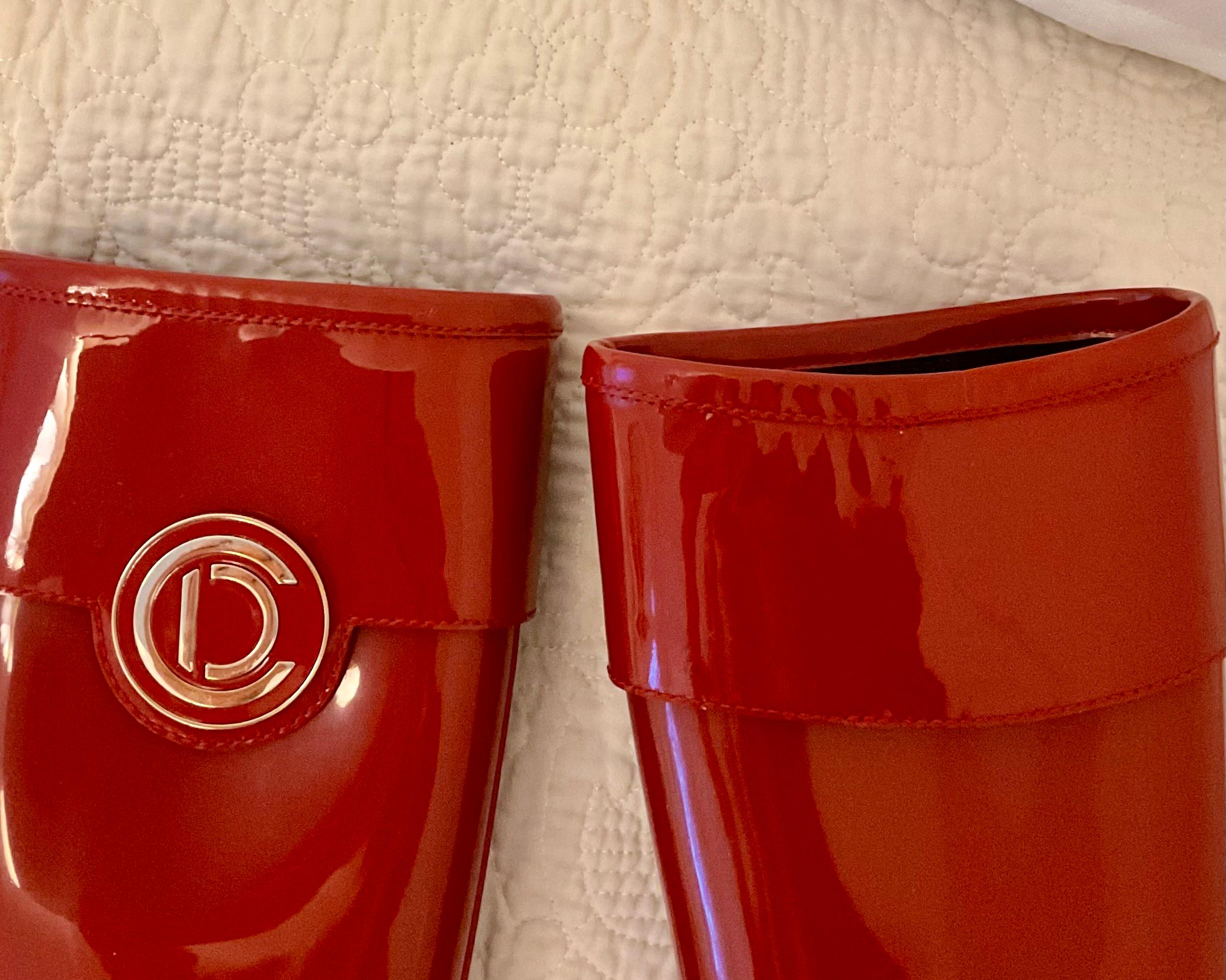 Christian Dior Donna Stivale da pioggia in gomma rossa con logo in oro in vendita 12