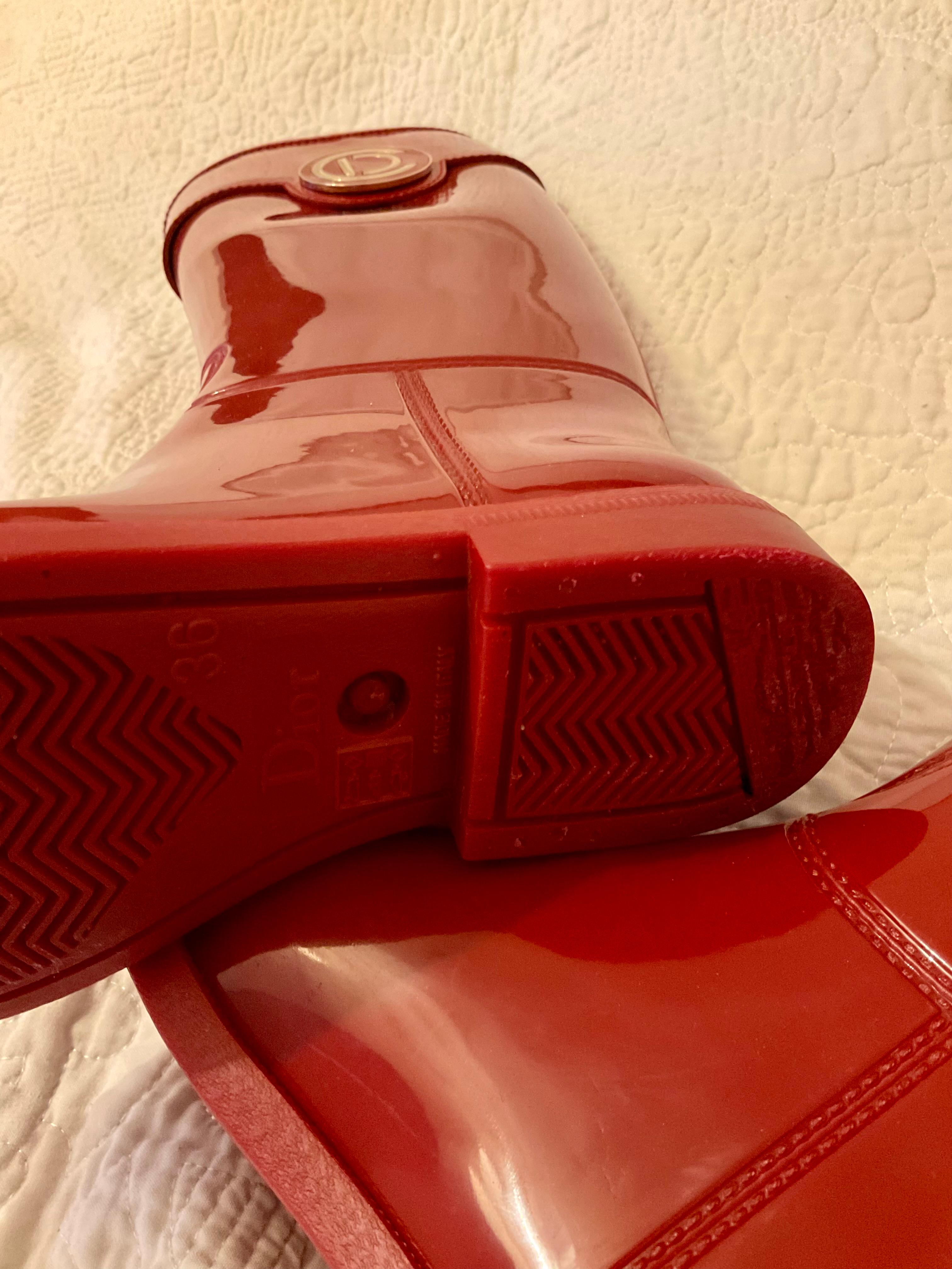 Christian Dior Donna Stivale da pioggia in gomma rossa con logo in oro in vendita 13