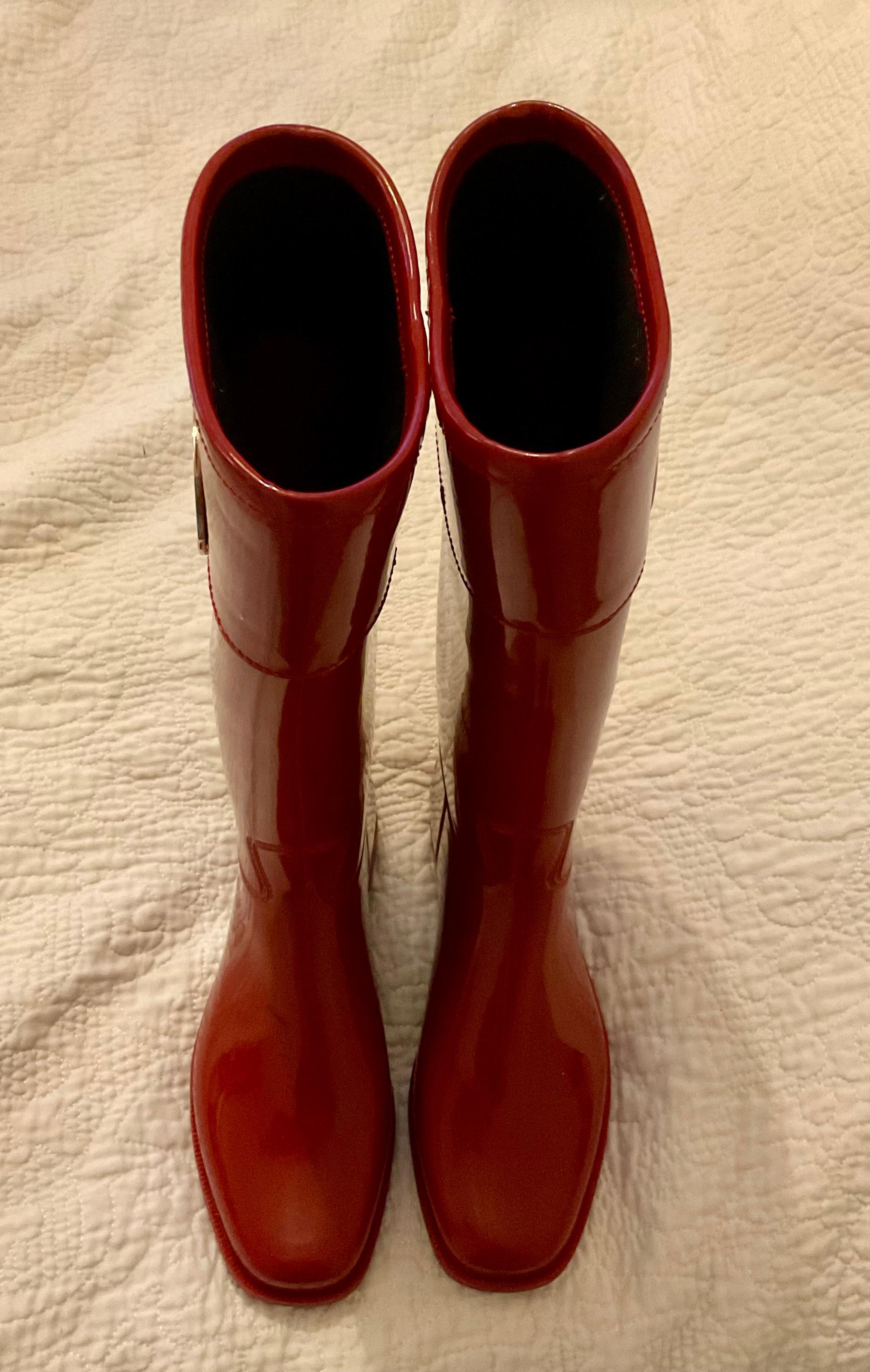 Christian Dior Donna Stivale da pioggia in gomma rossa con logo in oro in vendita 14