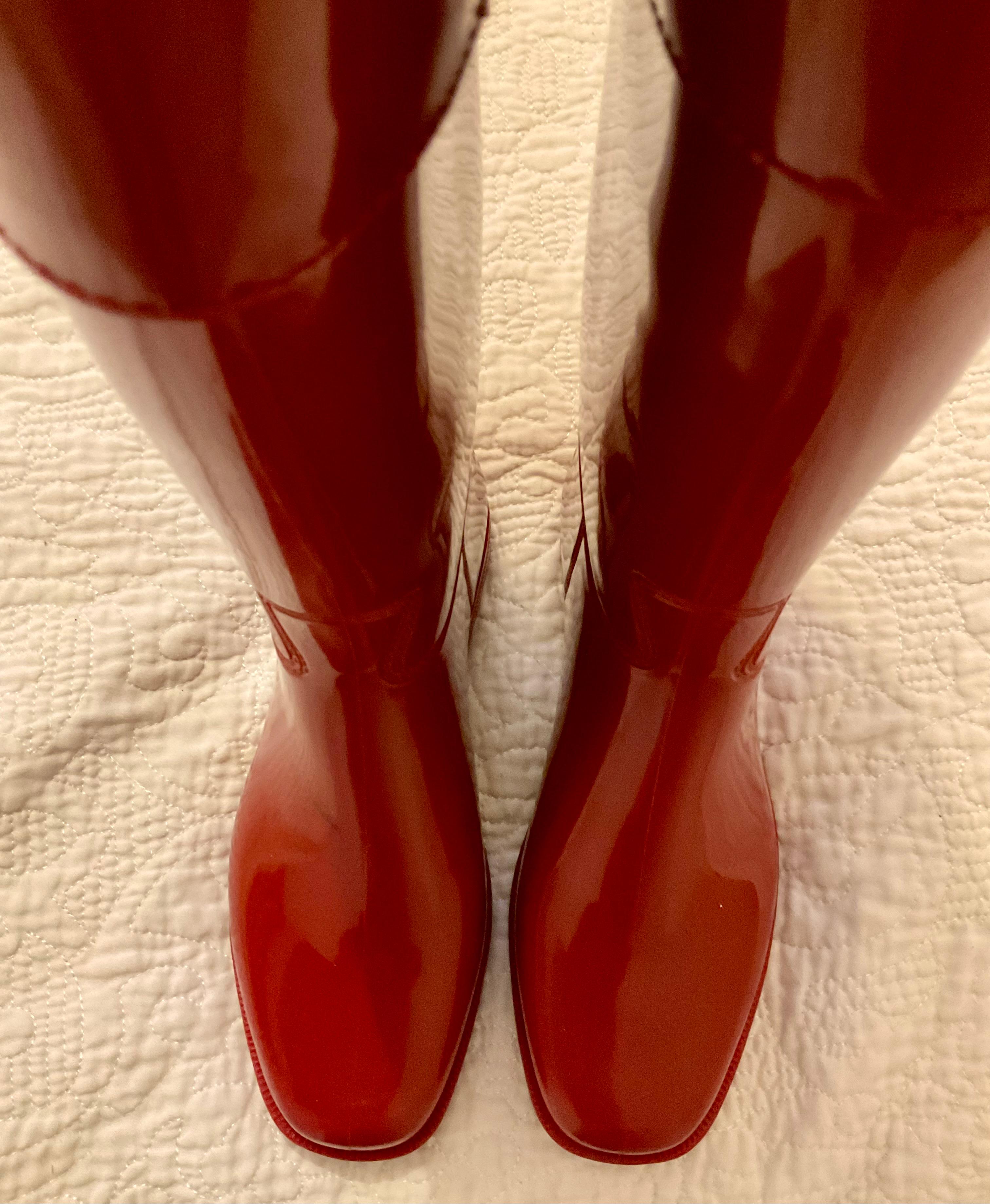 Christian Dior Donna Stivale da pioggia in gomma rossa con logo in oro in vendita 15