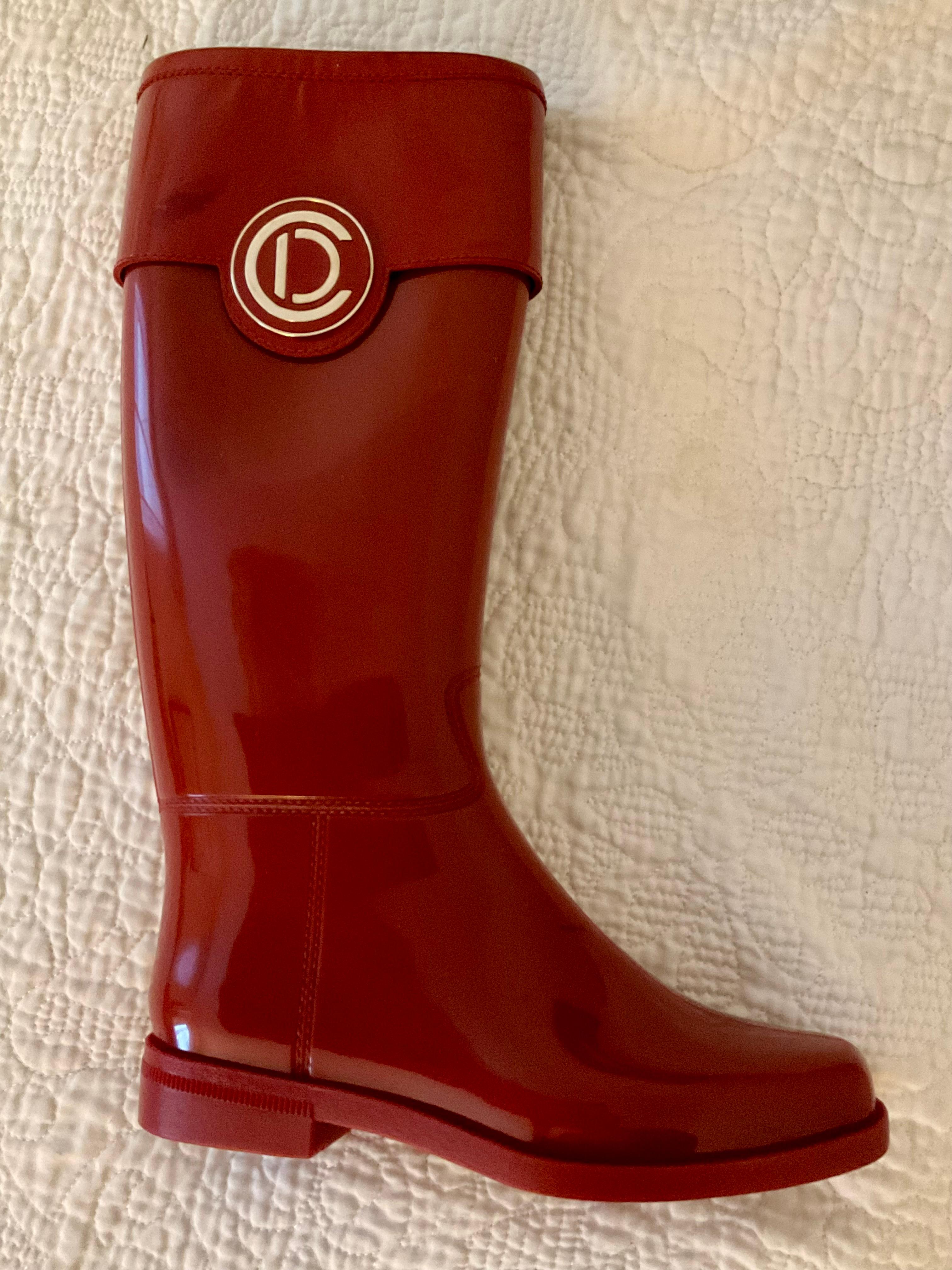 Christian Dior Donna Stivale da pioggia in gomma rossa con logo in oro In condizioni discrete in vendita a 'S-HERTOGENBOSCH, NL