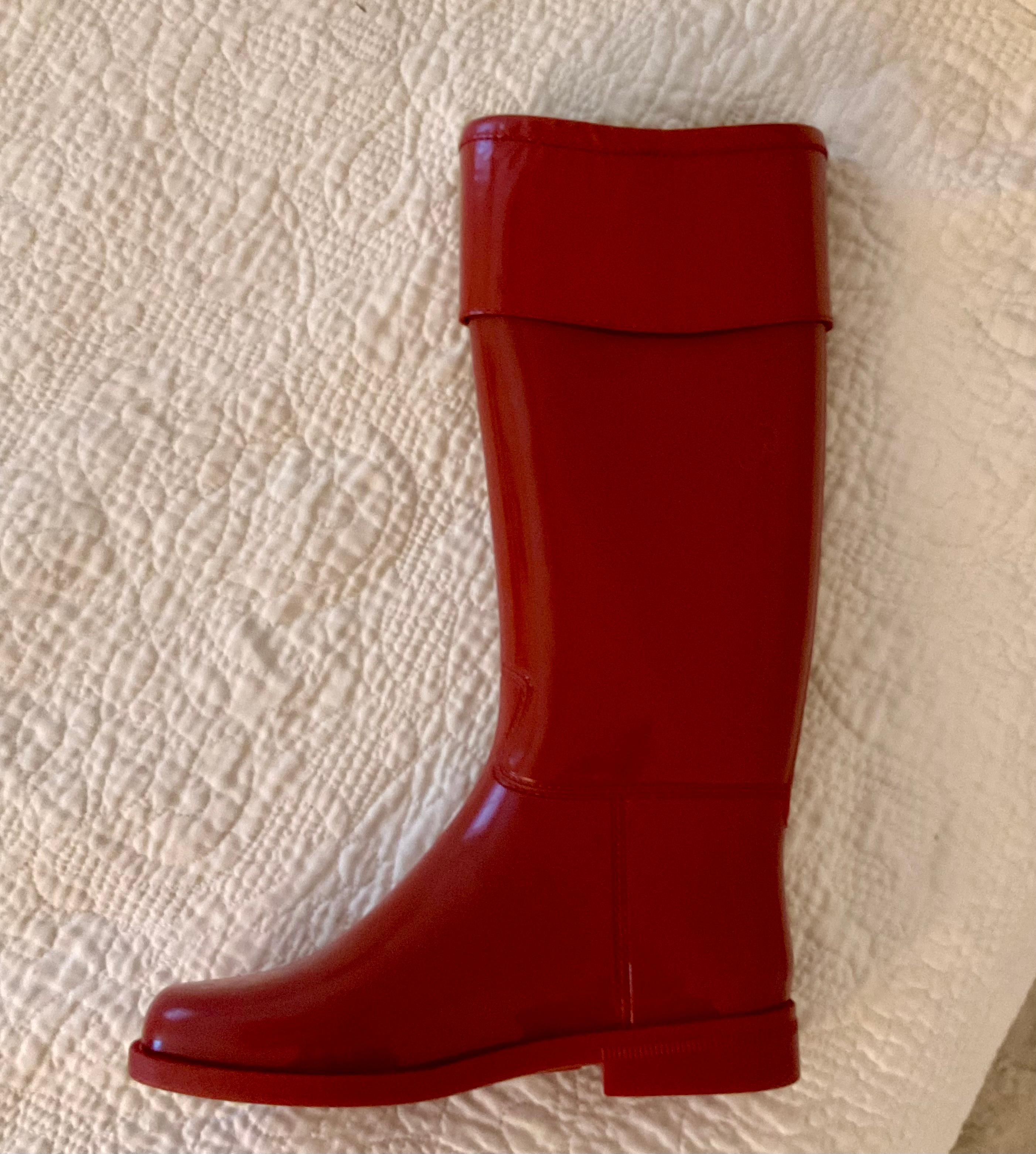 Christian Dior Donna Stivale da pioggia in gomma rossa con logo in oro in vendita 1