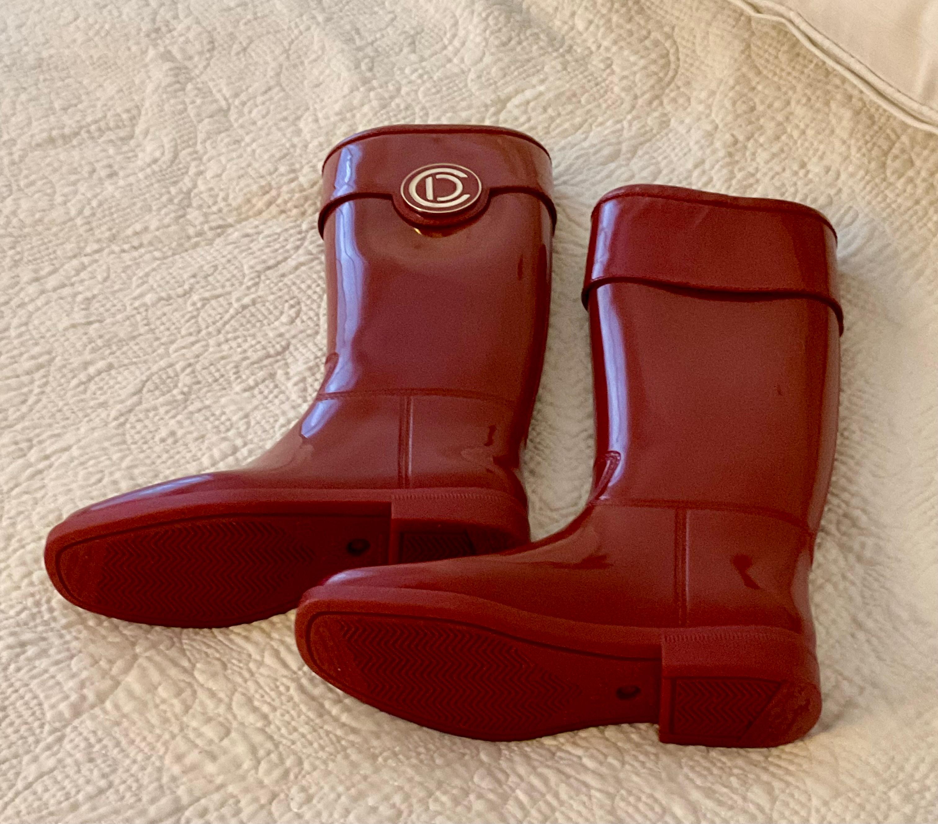 Christian Dior Donna Stivale da pioggia in gomma rossa con logo in oro in vendita 2