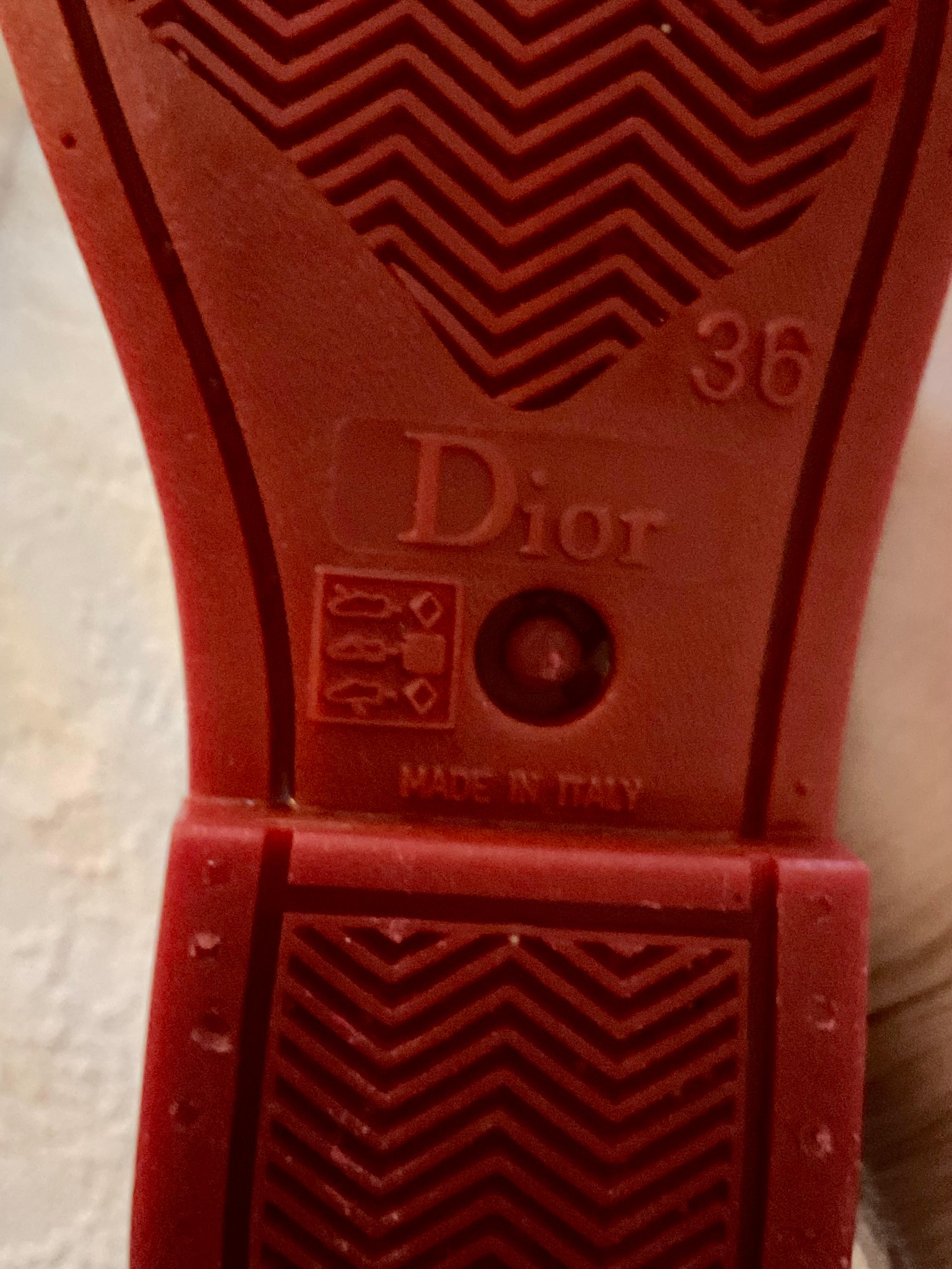 Christian Dior Donna Stivale da pioggia in gomma rossa con logo in oro in vendita 3