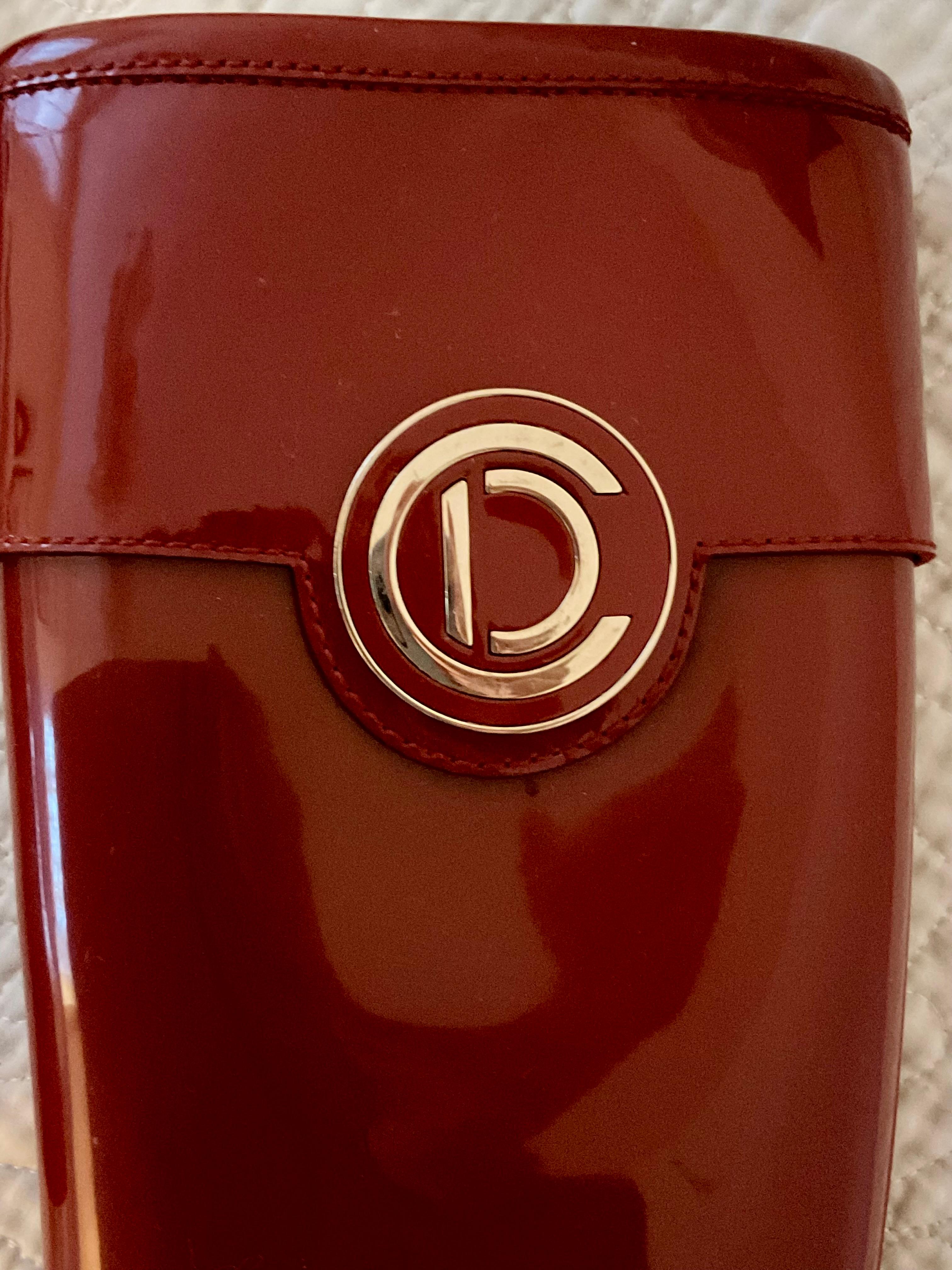 Christian Dior Donna Stivale da pioggia in gomma rossa con logo in oro in vendita 4