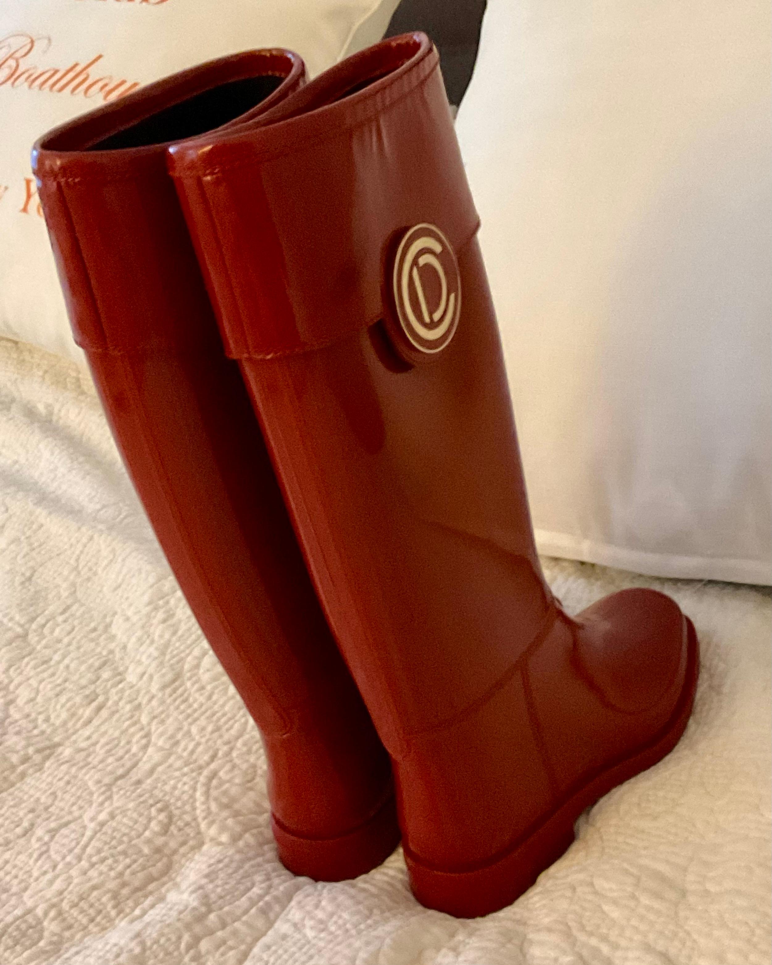 Christian Dior Donna Stivale da pioggia in gomma rossa con logo in oro in vendita 5