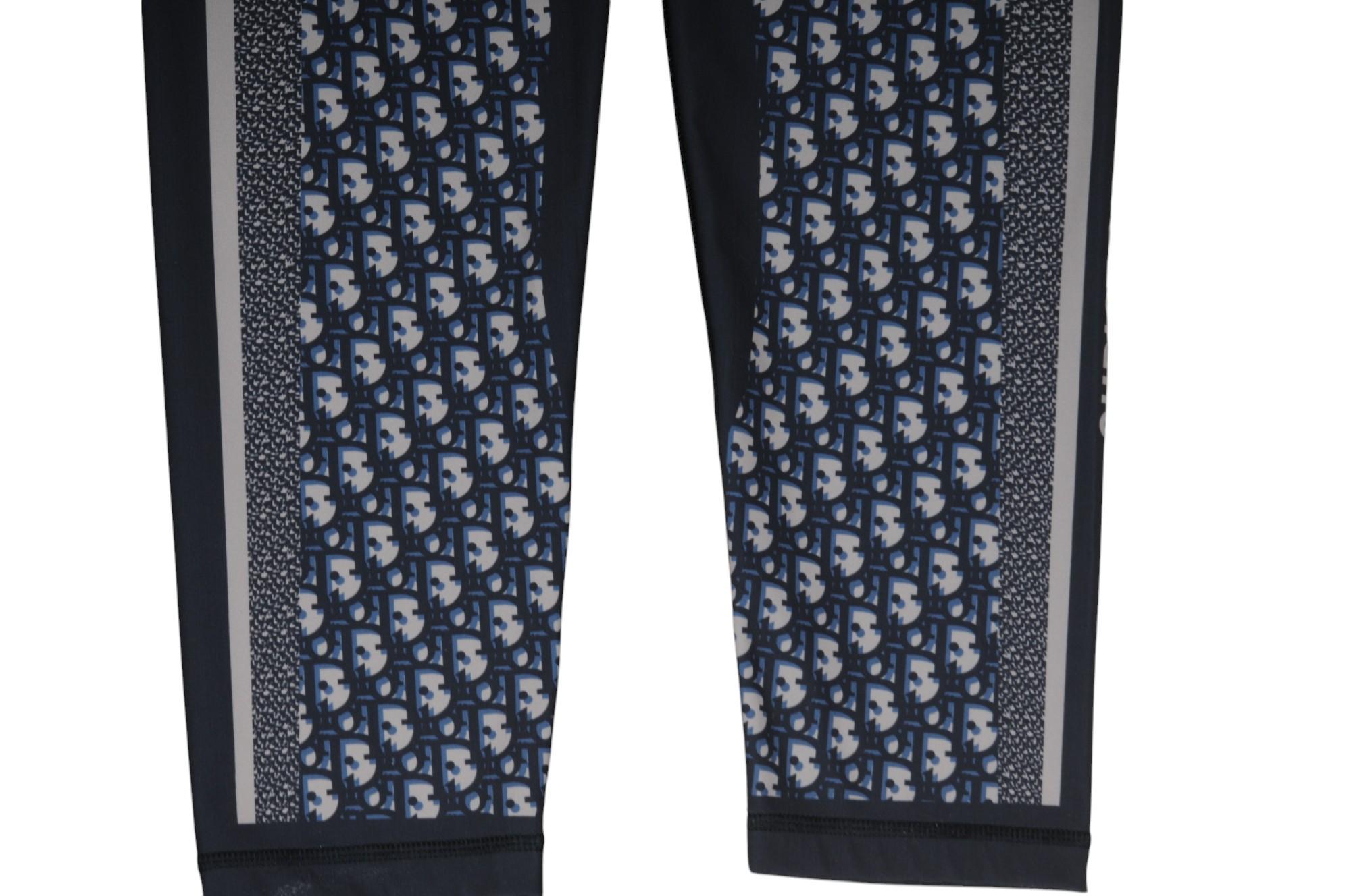 - Logotipo Dior oblicuo exterior

- Tagged talla M

- Hecho de 80% poliéster 20% elastano



Estado: 

Los leggings están en general en muy buen estado, sin grandes imperfecciones 



Medidas: ( Aproximadamente En Pulgadas ) 

Cintura: