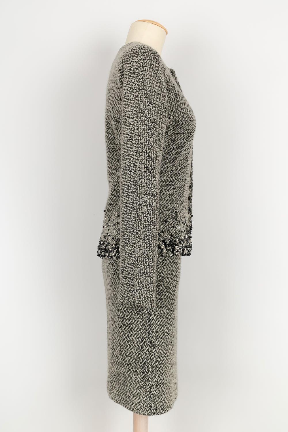 Dior -(Fabriqué en France) Costume en laine et soie. Taille indiquée 36FR, elle correspond à un 34FR/36FR.
Collectional Hiver 2001.

Informations complémentaires : 

Dimensions : 
Veste : 
Largeur des épaules : 44 cm, Poitrine : 41 cm, Taille : 35