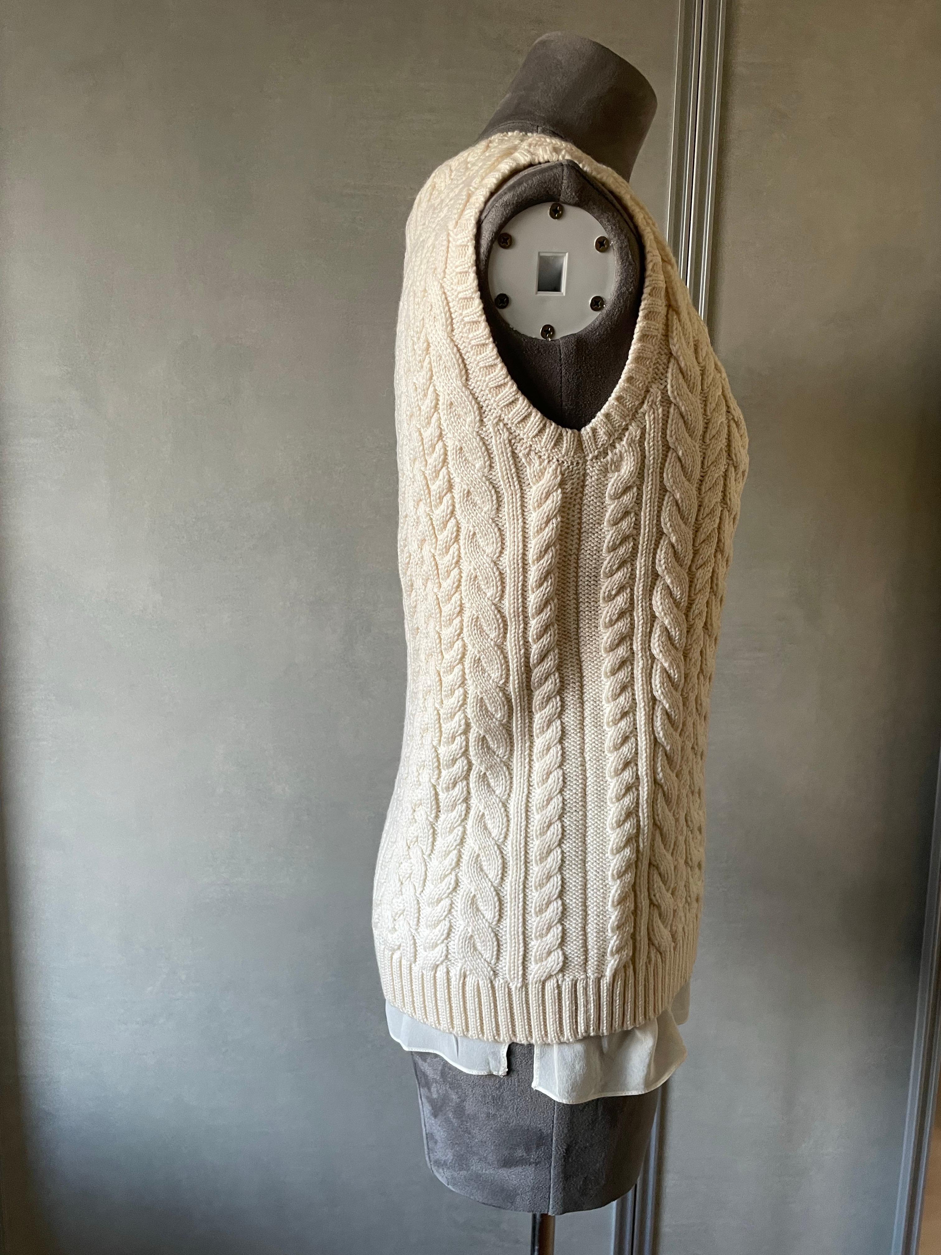 CHRISTIAN DIOR. Pull en laine torsadée avec une sous-couche de soie intégrée. En très bon état, juste une légère marque sur la doublure en soie qui n'est pas visible lorsqu'elle est portée. Taille 36FR 6US 8UK.