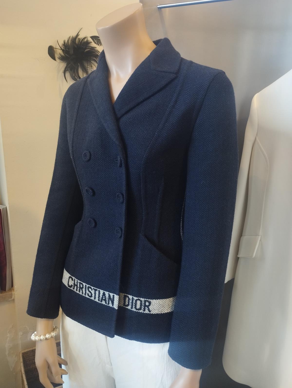 100% Virgin wool
Blue color
Double breasted button closure
Two pockets
