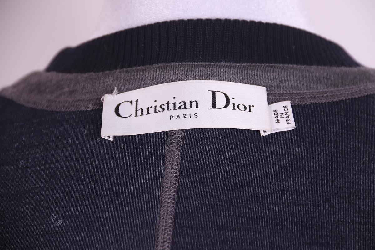 Taglia:


Acquista con
Altre opzioni di pagamento
Dettagli
Christian Dior Wool Outwear è un cappotto sfalsato con polsini in maglia elasticizzata e chiusura a zip. Presenta cuciture a contrasto che disegnano la silhouette e due tasche