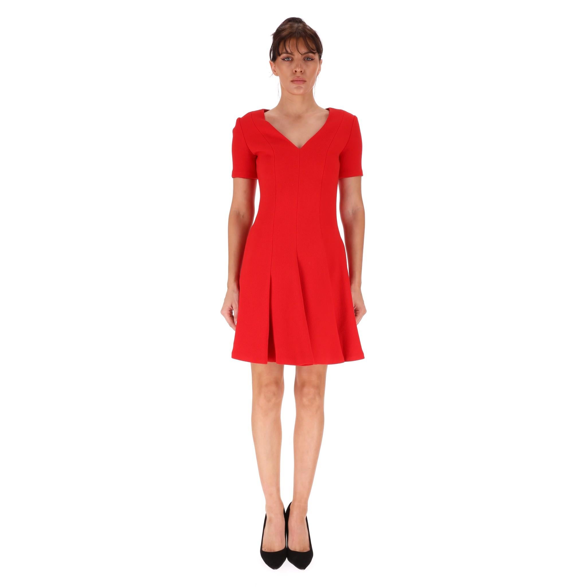 Christian Dior Wool Pleated Dress

Bright red dress dress with v neck and short sleeves and pleated skirt.

Size - 34FR

Condition - Good/Very Good ( A small mark)

Composition - Wool