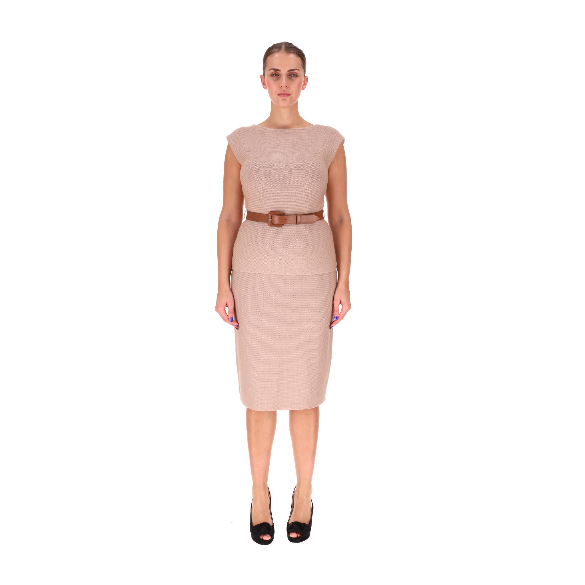 Ensemble Top et Jupe en laine avec ceinture en cuir Christian Dior

Ensemble rose nude entièrement réalisé en laine, composé d'un haut à manches courtes et d'une jupe au genou.

Le haut est conçu avec une encolure bateau et orné d'une ceinture en