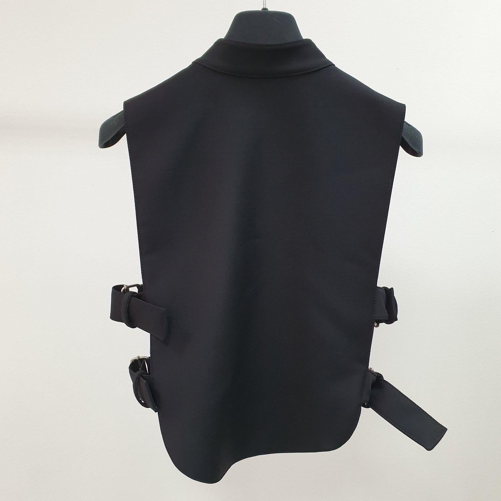 Black Dior Vest from the catwalk.
Can be worn nacked or with a shirt.
Sz.M
Condition is excellent.