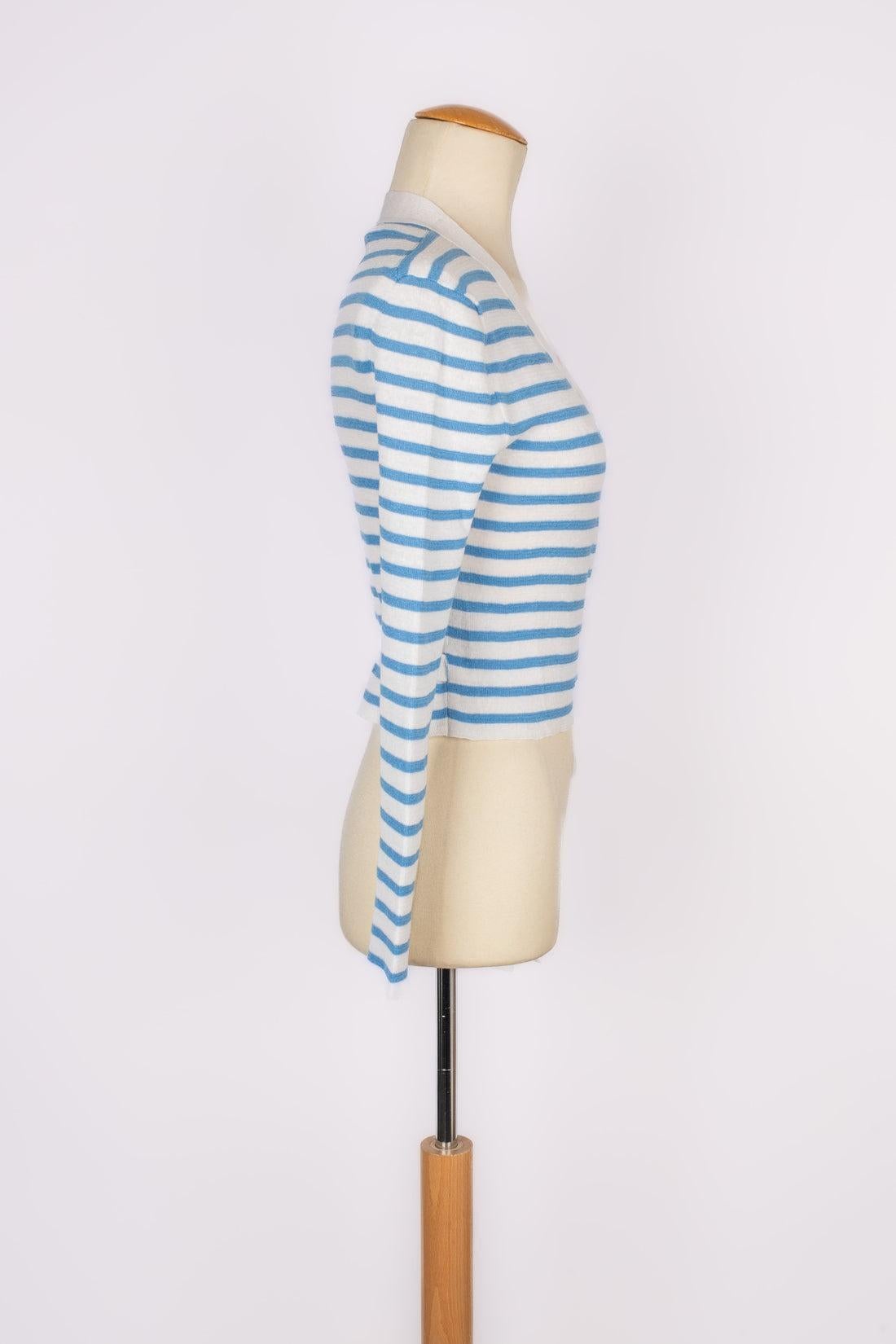 Dior - (Made in Italy) Linen, cashmere and silk wrap-over top with blue and white stripes. Size 36FR indicated.

Additional information:
Condition: Very good condition
Dimensions: Sleeve length: 54 cm - Length: 38 cm

Seller Reference: FH142