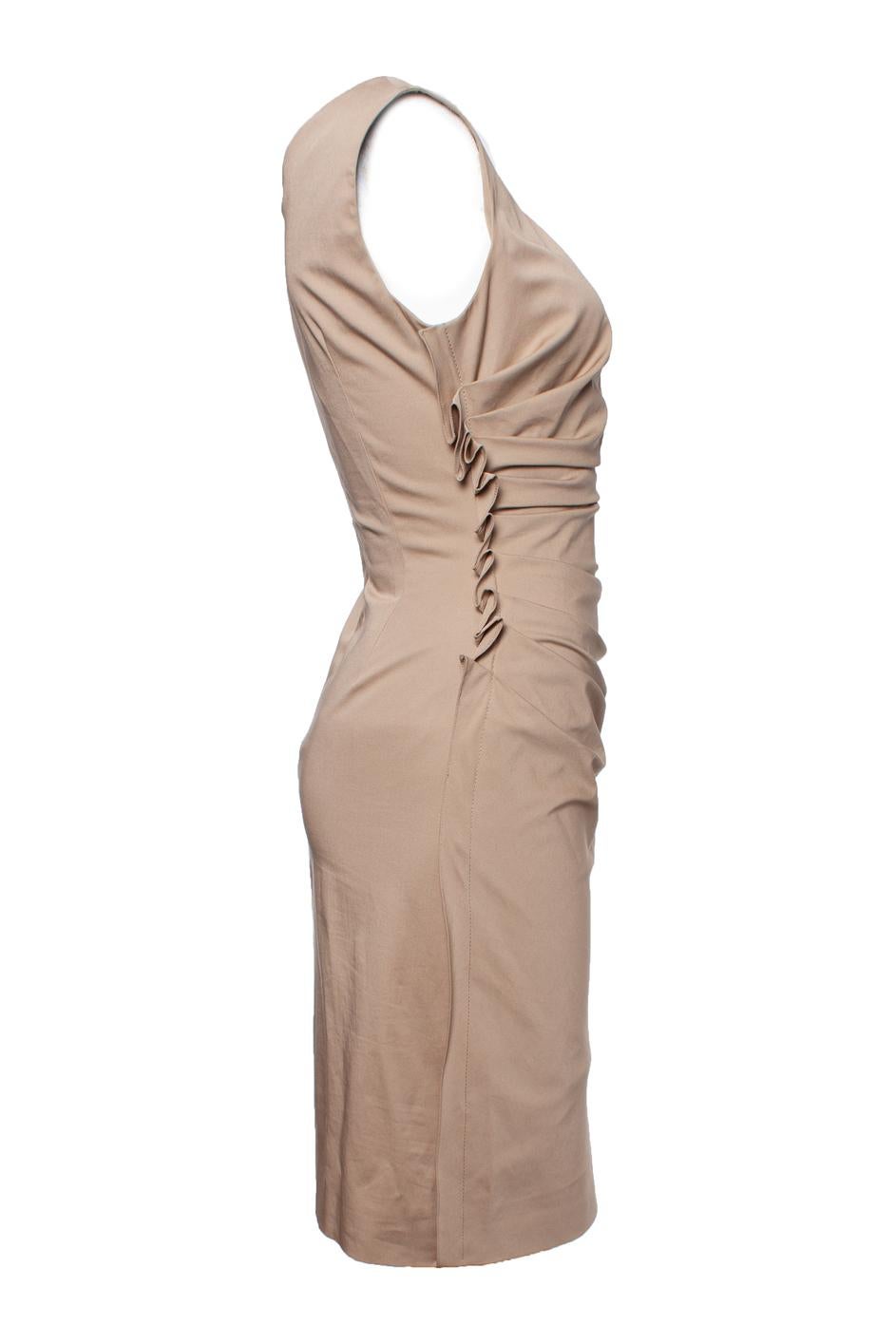 Christian Dior, Wrinkled sleeveless beige dress. The item is in good condition (very light stain on the left side)

• CONDITION: good condition 

• SIZE: FR38 - S

• MEASUREMENTS: length 96 cm, width 38 cm, waist 31 cm

• MATERIAL: 97% cotton 3%