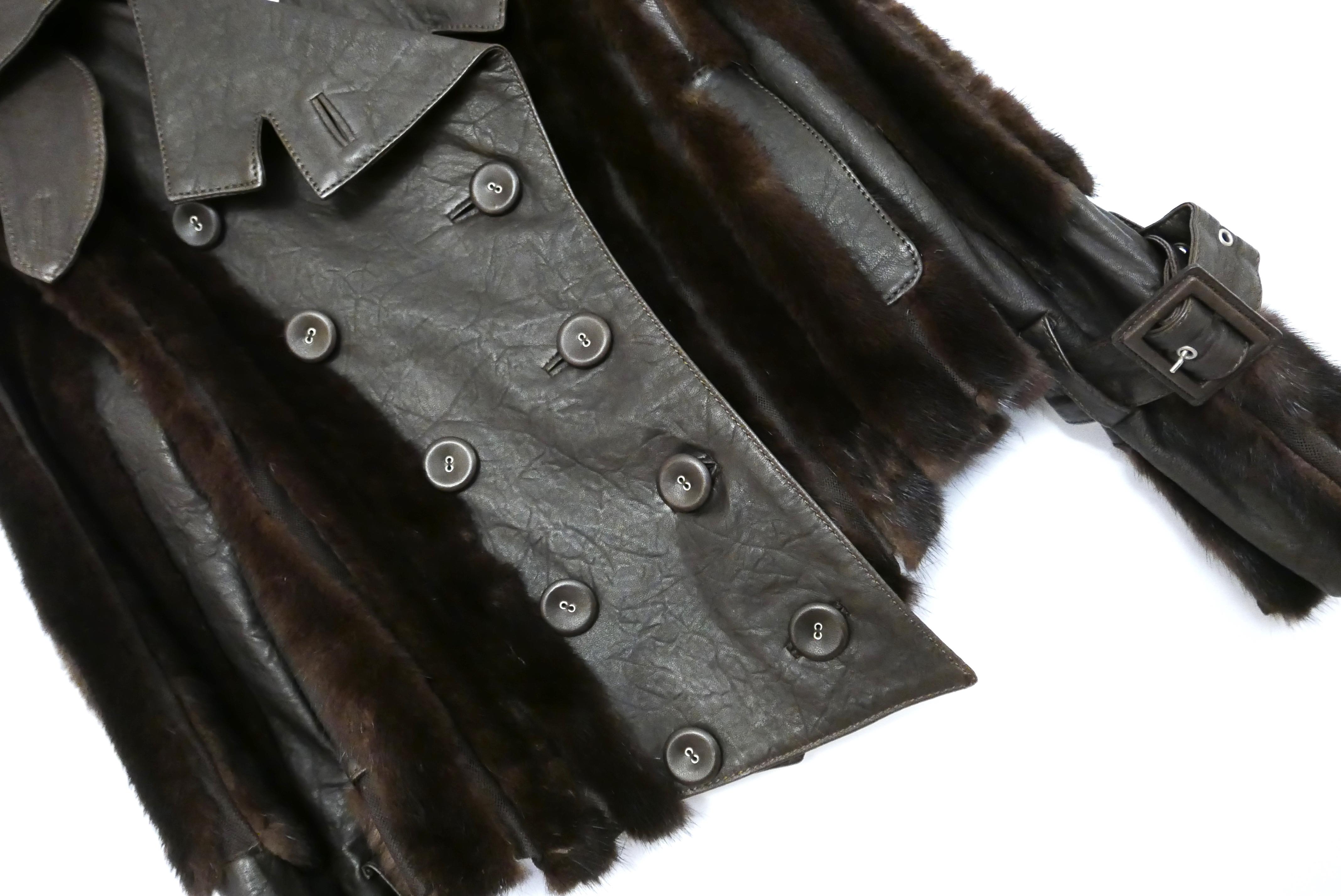 Veste de collection absolument incroyable, non portée et non étiquetée, de la collection automne 2006 de John Galliano pour Dior. 

Magnifiquement construit et étonnamment léger, il est composé de panneaux de tulle brun acajou, de peau d'agneau et