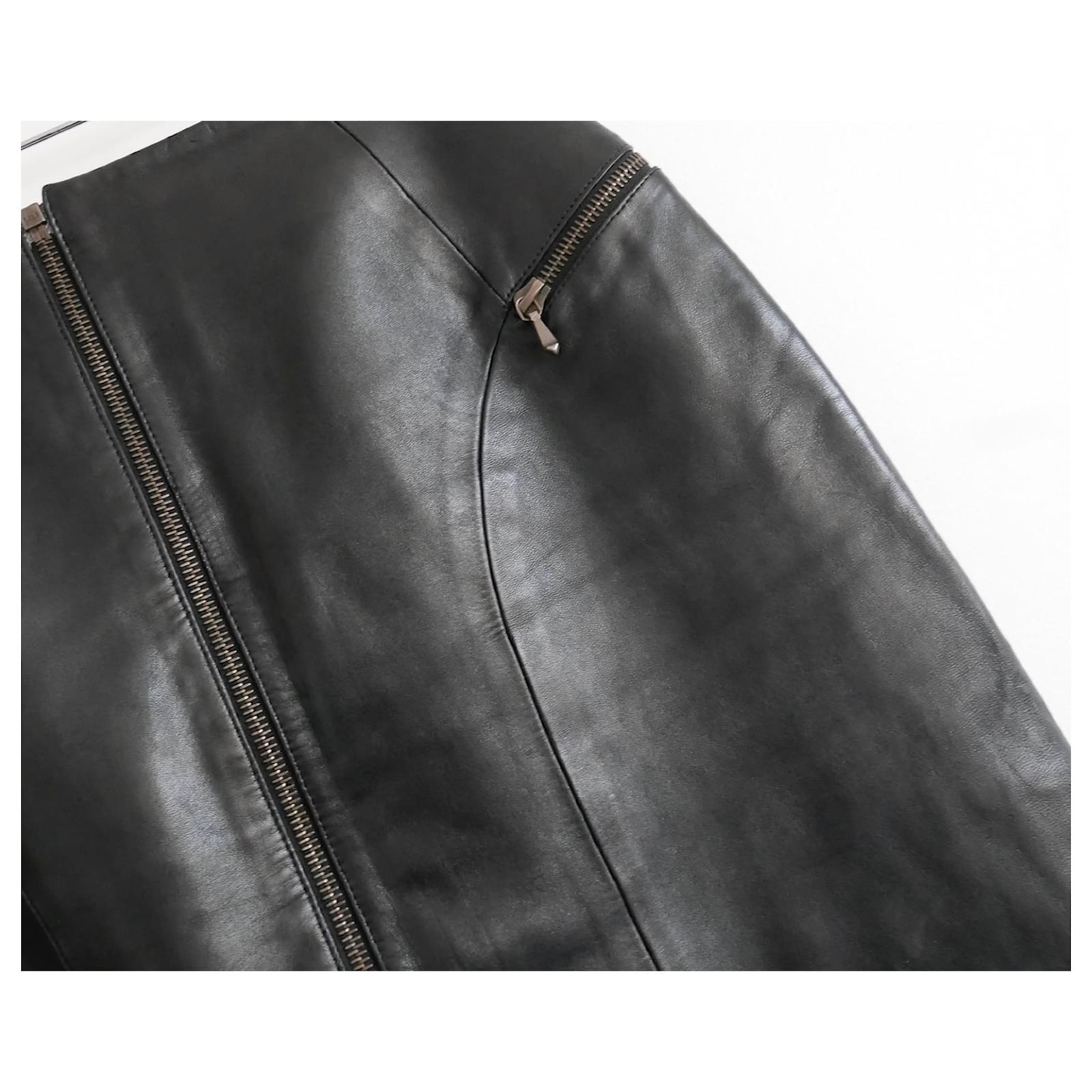 Fabuleuse et rare jupe en cuir vintage Christian Dior de la collection Automne 2000 (look 4 sur le défilé). Porté une fois. 
Fabriqué en cuir d'agneau noir super doux et lisse, avec une doublure en soie noire et des ferrures en or mat d'aspect