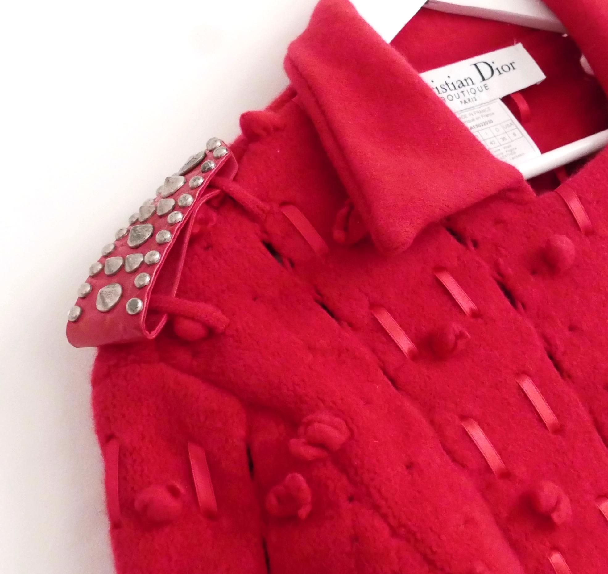 Christian Dior x Galliano AW04 Bikerjacke aus roter Wolle und Nieten aus Leder im Zustand „Neu“ im Angebot in London, GB