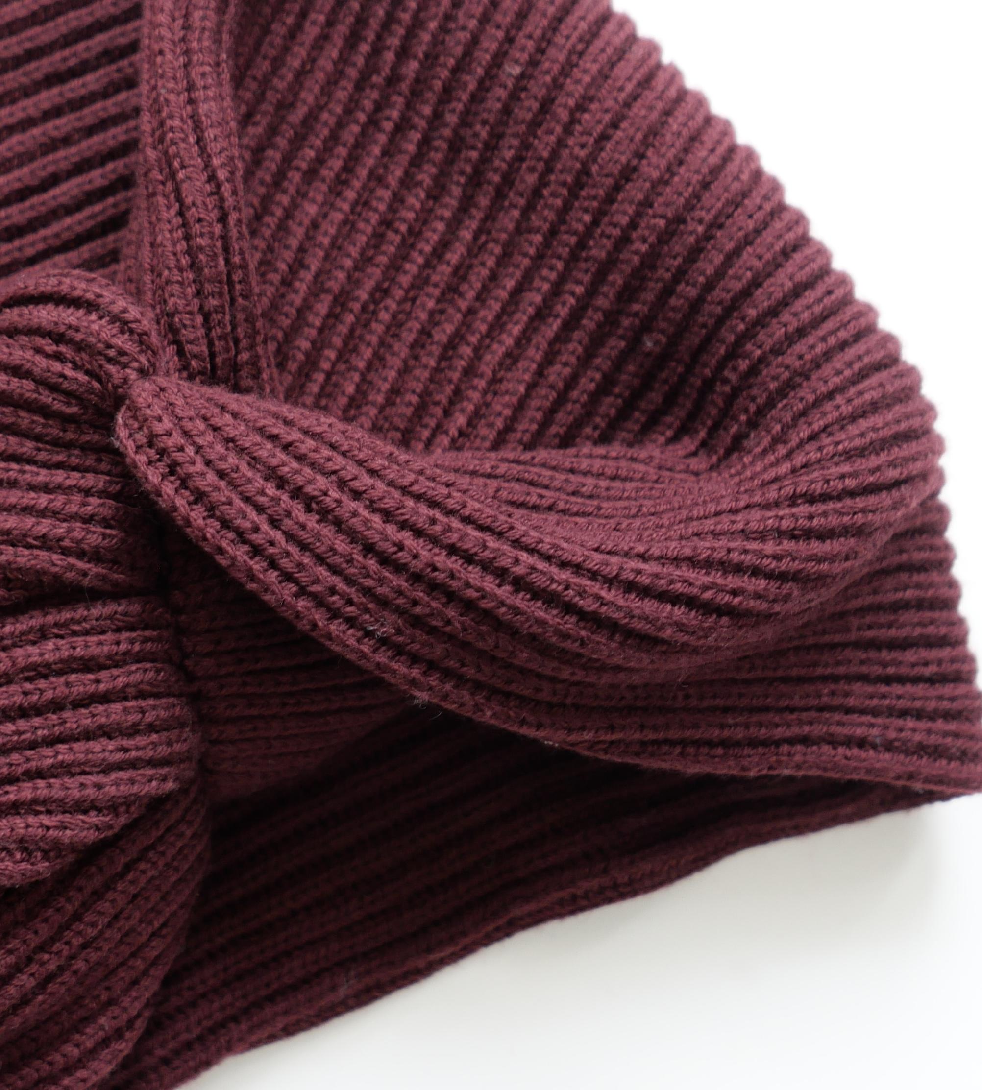 Precioso chal de encogimiento de hombros trenzado Christian Dior de la colección Pre-Fall 2014 de Raf Simons. Nuevo con etiquetas. Confeccionado en lana burdeos de canalé grueso, tiene forma de lazo retorcido con unión asimétrica. Talla M. Mide