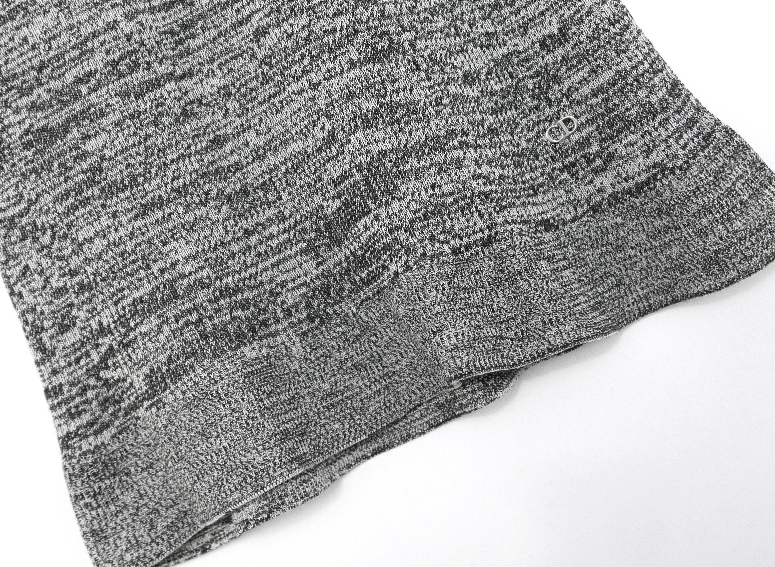 Super polyvalent, ce petit top en maille luxueuse est issu de la collection Christian Dior printemps 2015 de Raf Simons. Acheté pour 900 livres sterling et jamais porté. Réalisé en maille côtelée super douce et extensible de soie grise et de coton