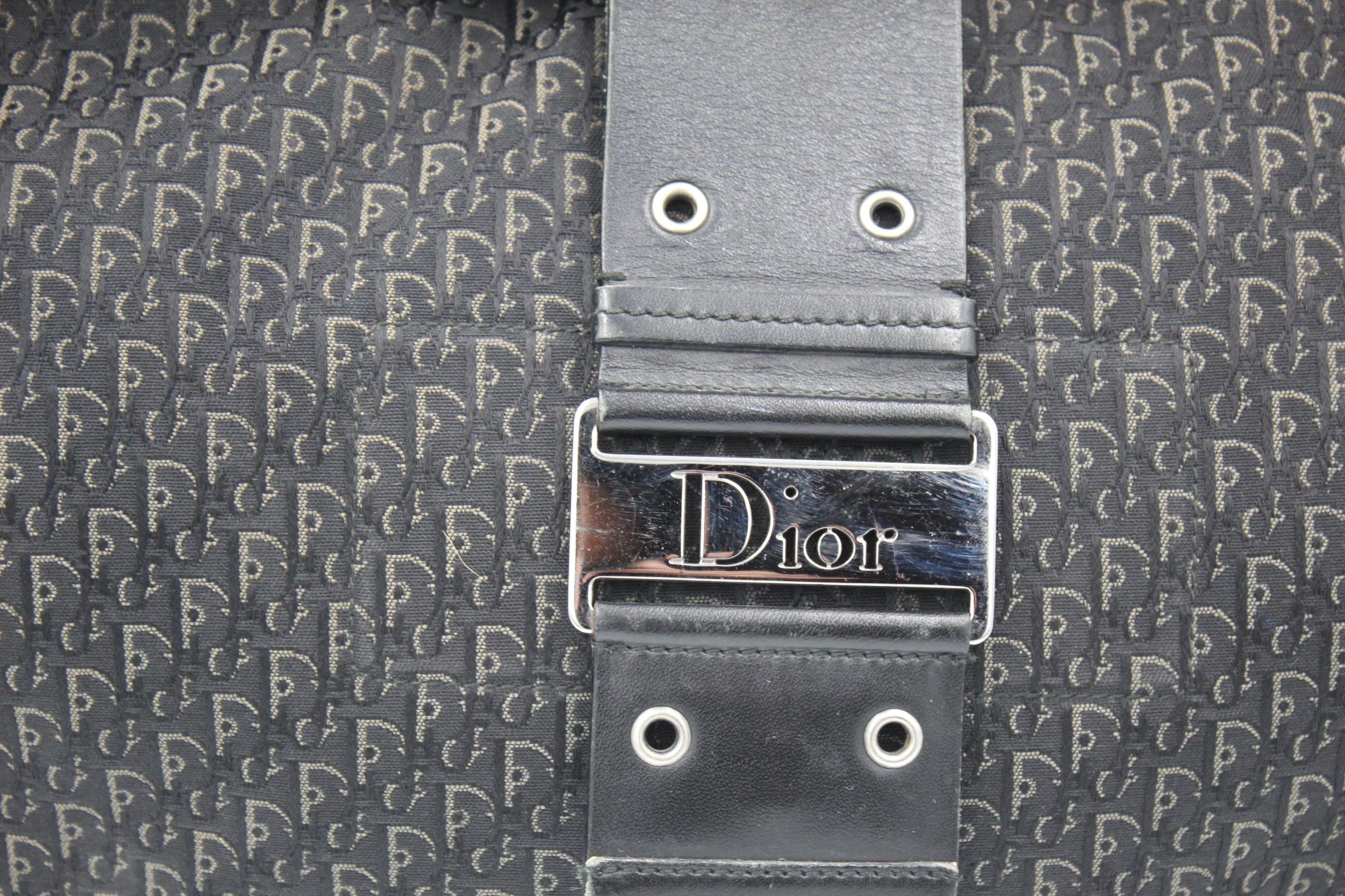 Super nice Christian Dior by John Galliano Half Moon monogram canvas bag
Good condition but some signs of use.
Possible to use it crossbody
Size43x24
