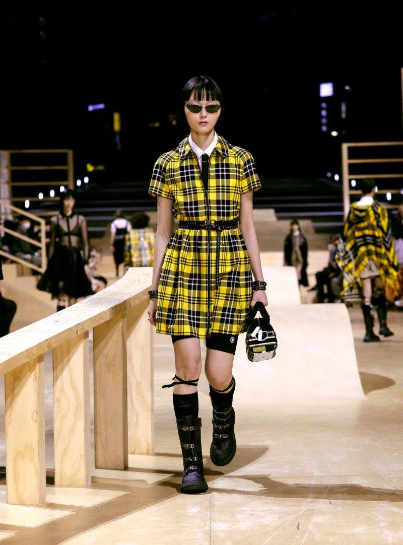 CHRISTIAN DIOR giallo nero lana 2022 CHECK'N'DIOR Plaid MINI Dress 34 XS in vendita 4