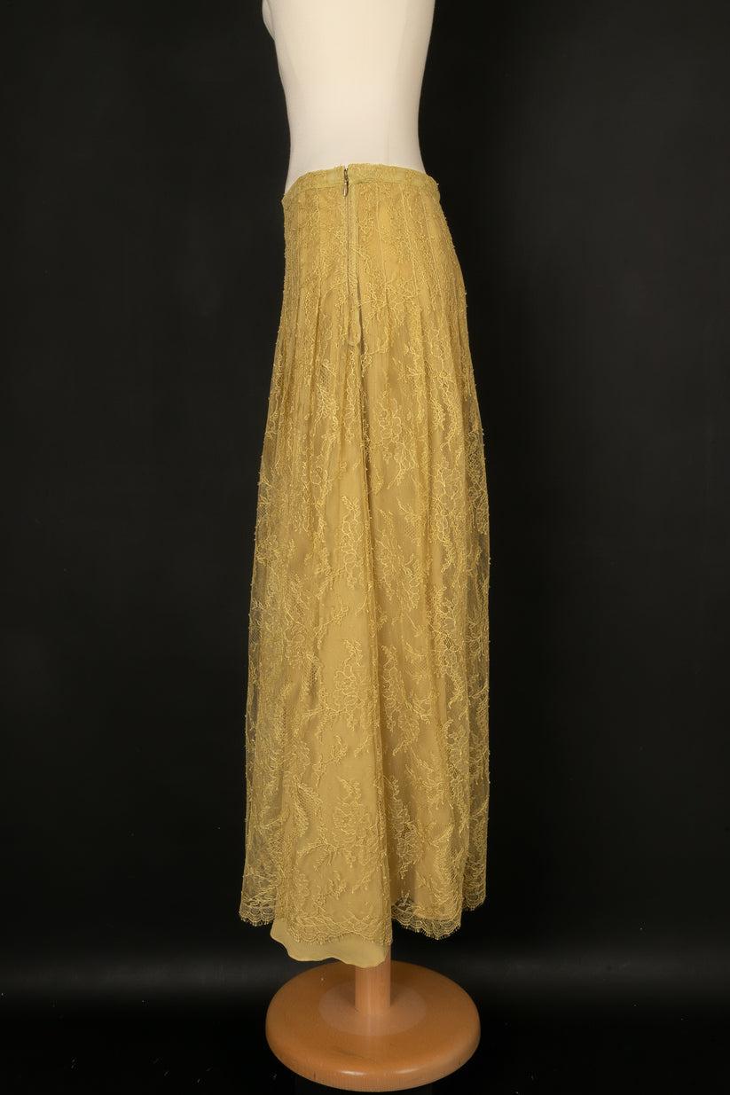 Dior - (Made in Italy) Yellow tone lace skirt. No size indicated, it fits a 36FR.

Additional information:
Condition: Very good condition
Dimensions: Waist: 35 cm - Length: 85 cm

Seller Reference: FJ94