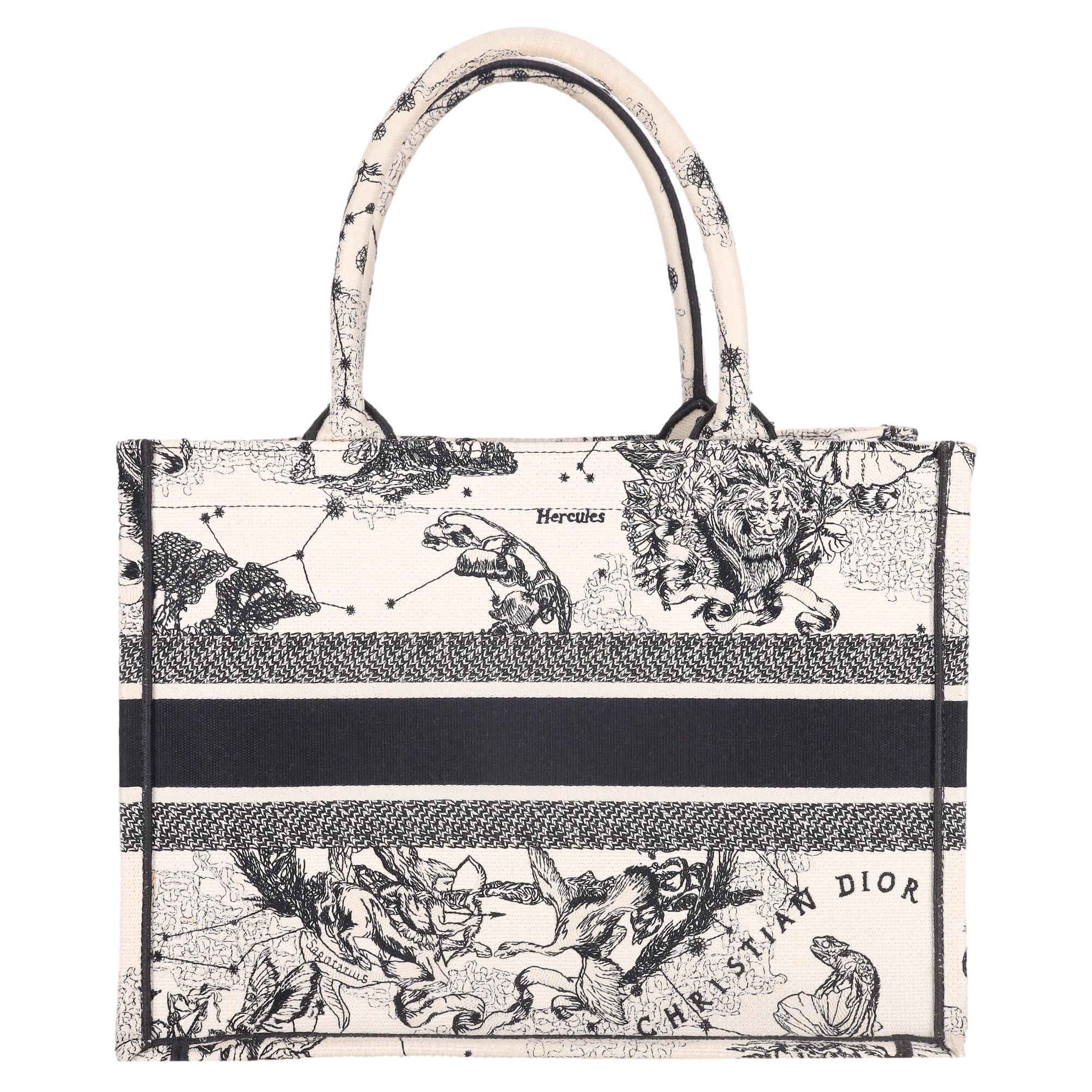 Adoriamo - Christian Dior Tote media a libro in tela ricamata Zodiac

Questo pezzo ricercato è una delle borse simbolo di Dior sotto la guida del Direttore Creativo Maria Grazia CHIURI.

I bordi in pelle di vitello nera sono impreziositi