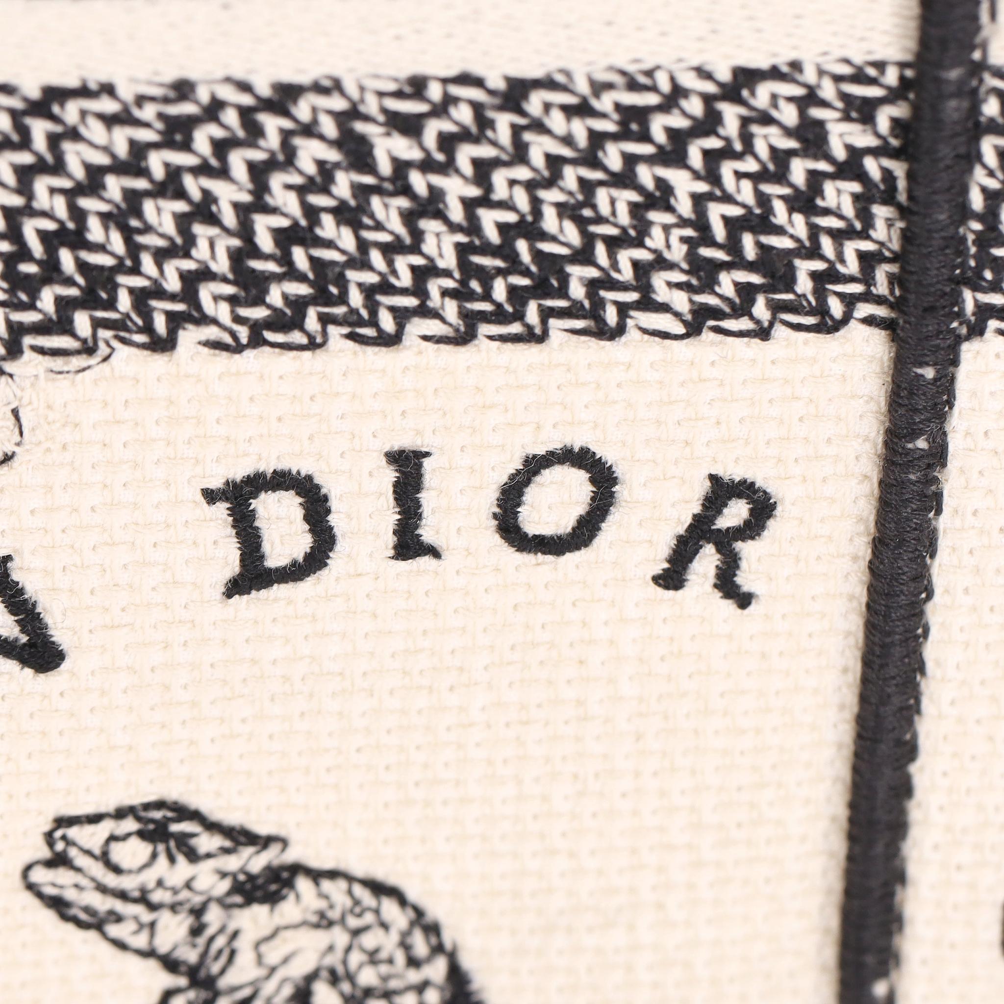 Christian Dior Tote media a libro in tela ricamata Zodiac in vendita 2