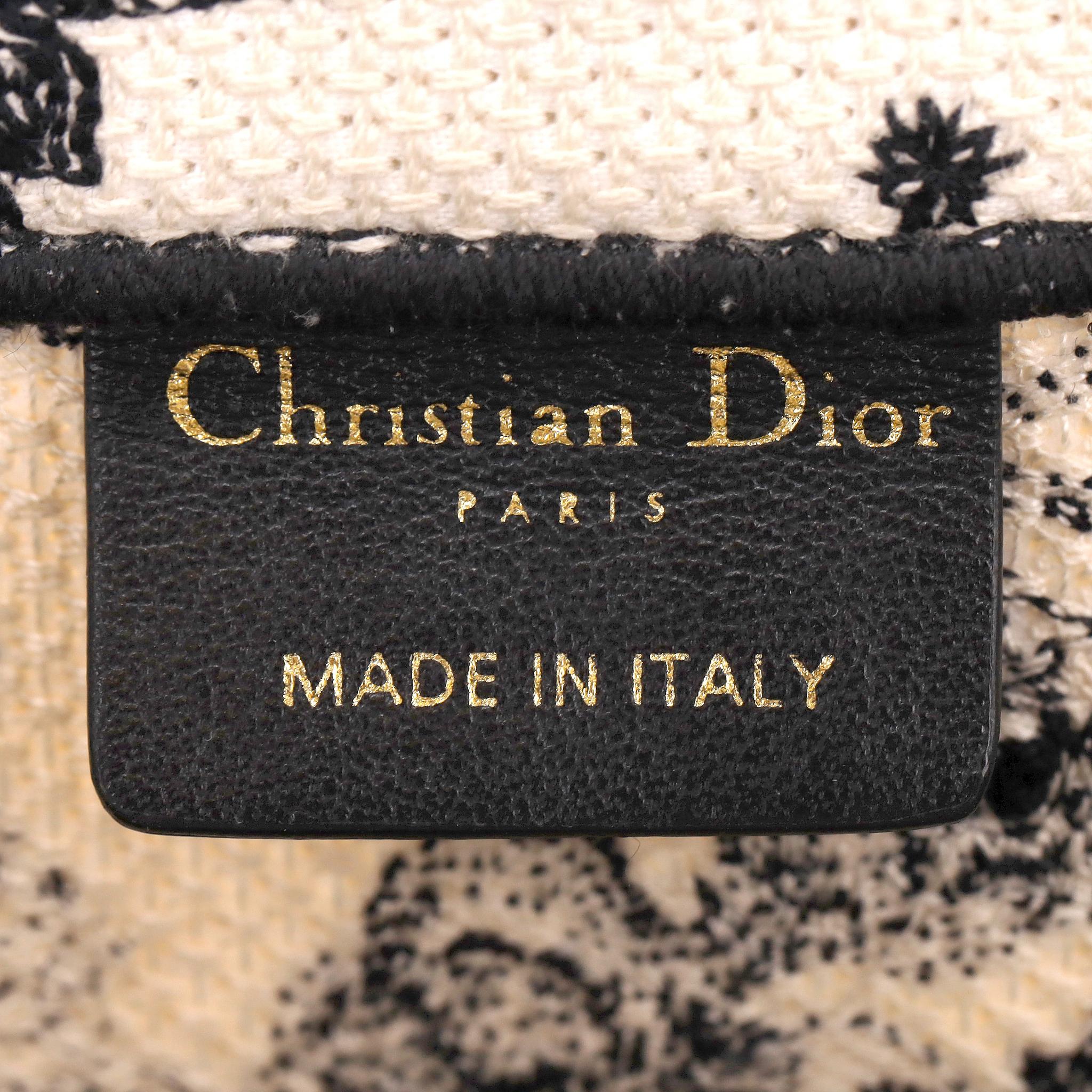 Christian Dior Tote media a libro in tela ricamata Zodiac in vendita 3