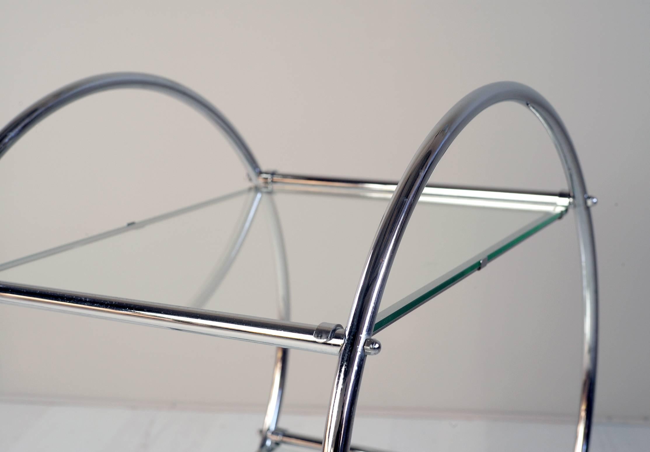 Rare rolling bar of Christian Duc (1947-2013) for Duc and Camroux in chromed metal and glass top, France, 1980.
The minimalist design rests on two circles assembled by spacers on which rest the two plates.
Very beautiful state.
   