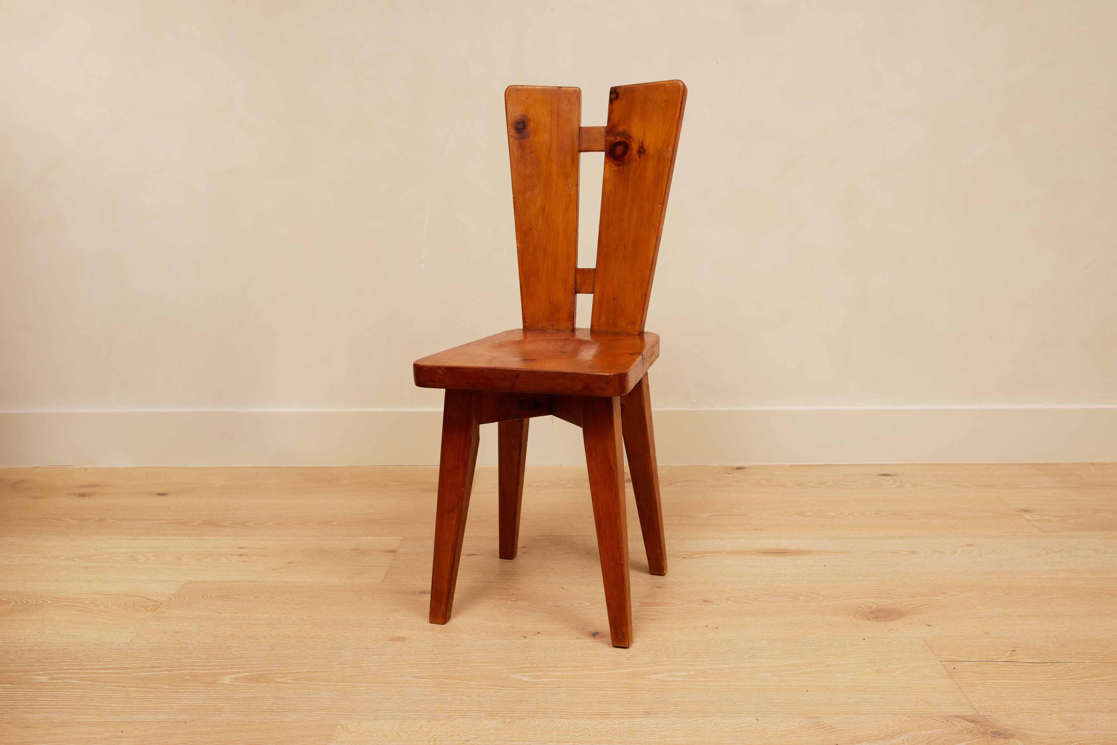 Christian Durupt, chaises de salle à manger, pin, France, années 1960

Veuillez noter qu'une chaise est légèrement plus haute que l'autre. La chaise la plus courte mesure 33
