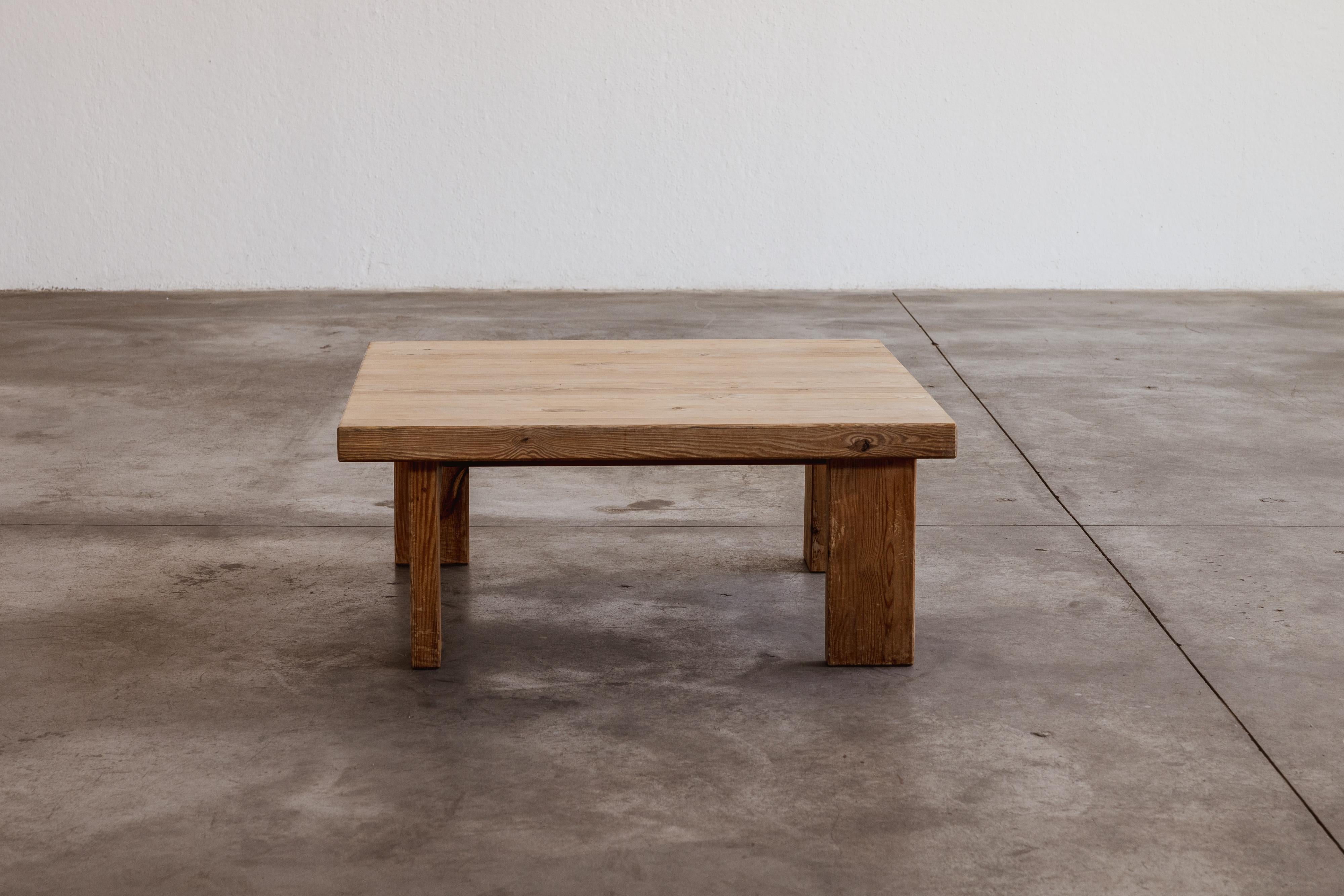 Table basse massive en bois de pin de Christian Durupt, France, 1965 en vente 4