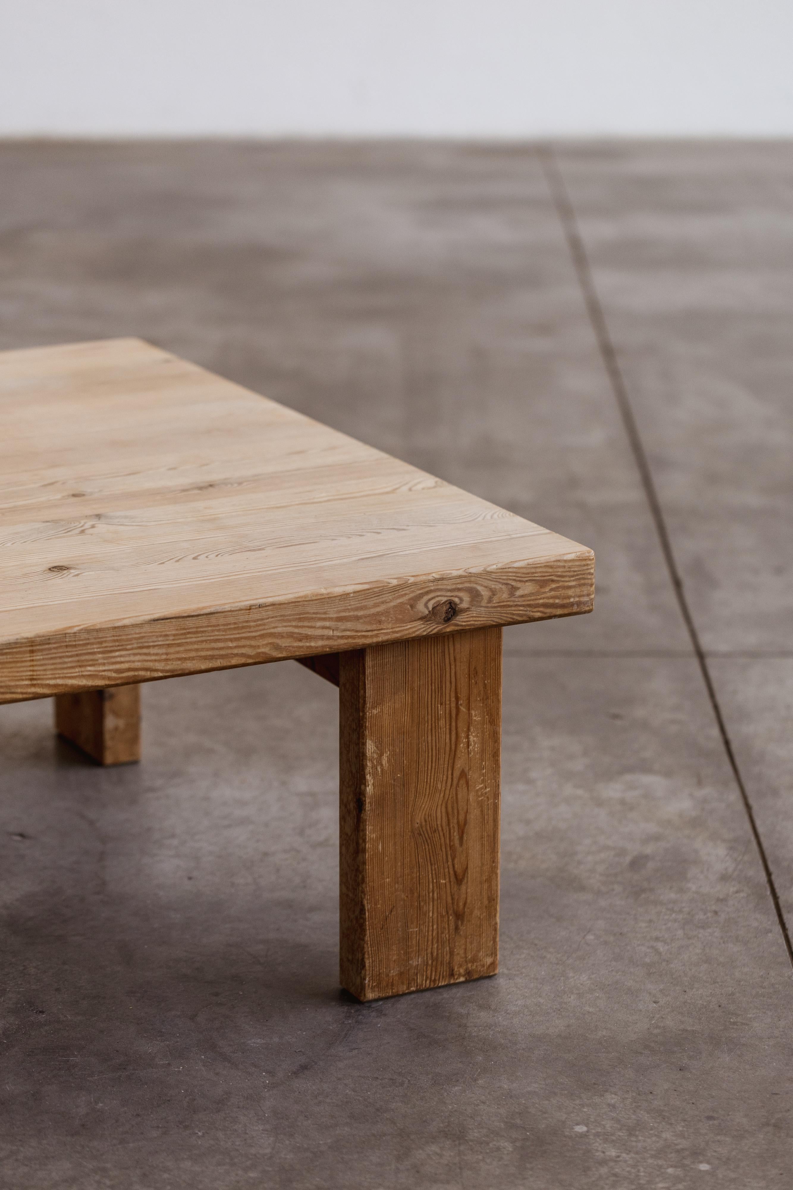 Table basse massive en bois de pin de Christian Durupt, France, 1965 en vente 6