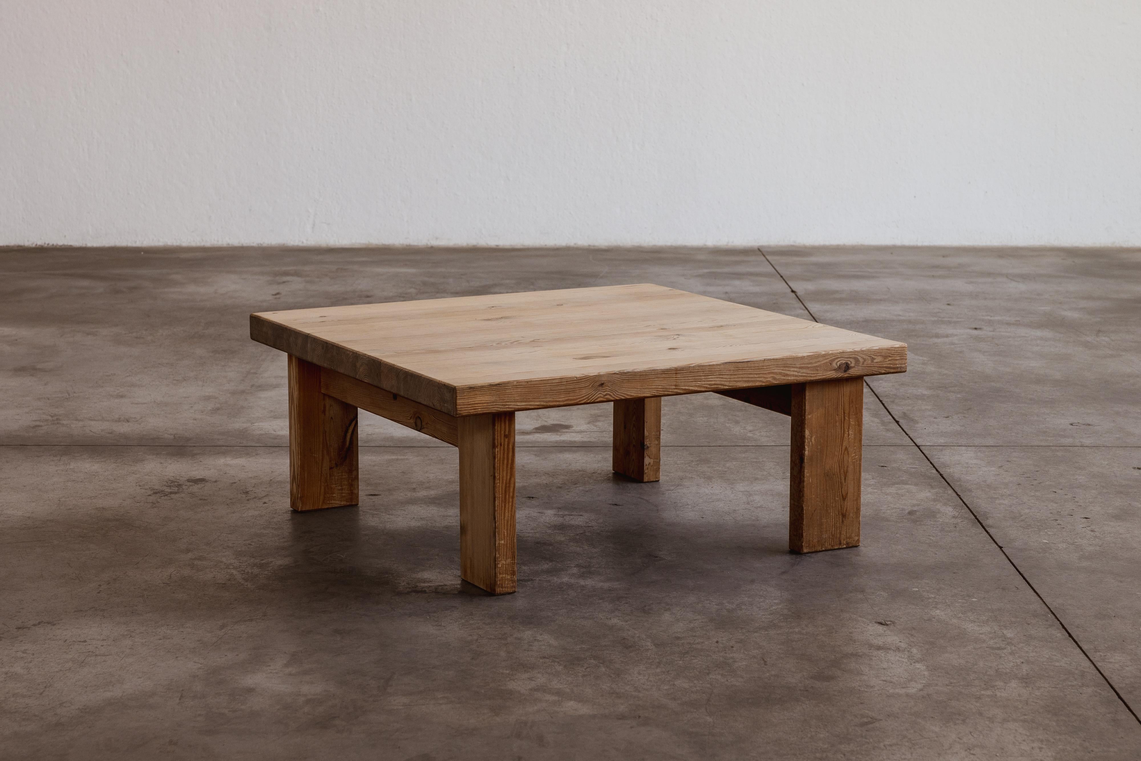 Table basse massive en bois de pin de Christian Durupt, France, 1965

Cette table basse de ferme reflète la simplicité et la fonctionnalité du design scandinave. Fabriquée en bois de pin non traité, elle présente une finition brute et naturelle qui
